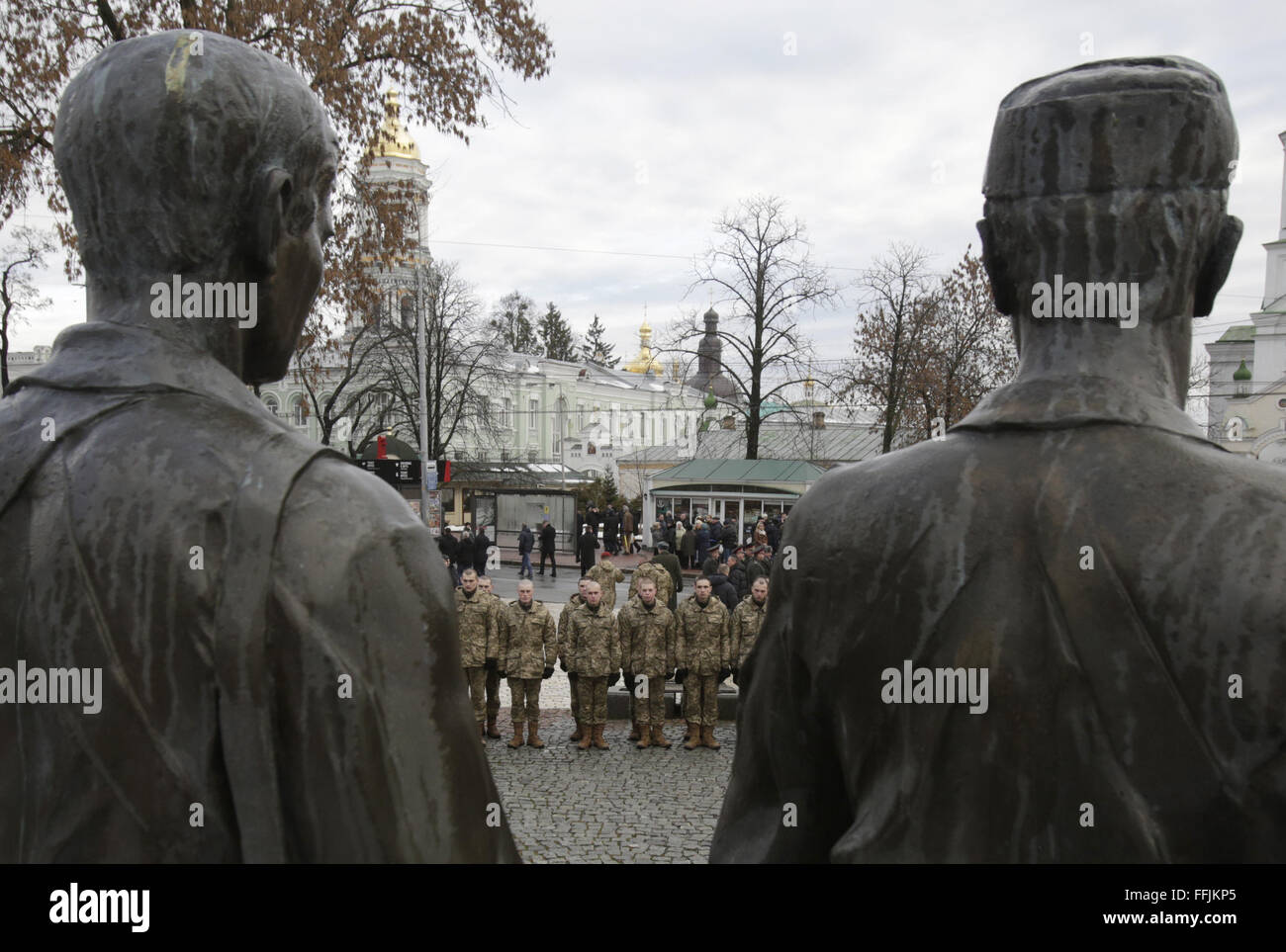 21. Januar 2016 --ukrainische Soldaten stehen neben ein Denkmal für die Gefallenen in Afghanistan im Krieg 1979-1989 zum Jahrestag des Abzugs der sowjetischen Truppen aus dem Land, in Kiew. 15. Februar 2016. Die letzte Abteilung der sowjetischen Armee verließ Afghanistan am 15. Februar 1989 nach einer 10-jährigen Krieg in einem gescheiterten Versuch, sowjetischen Herrschaft im Land zu verhängen. Einige 3.360 ukrainischen Soldaten starben im Krieg. © Swoboda Stepanov/ZUMA Draht/Alamy Live-Nachrichten Stockfoto