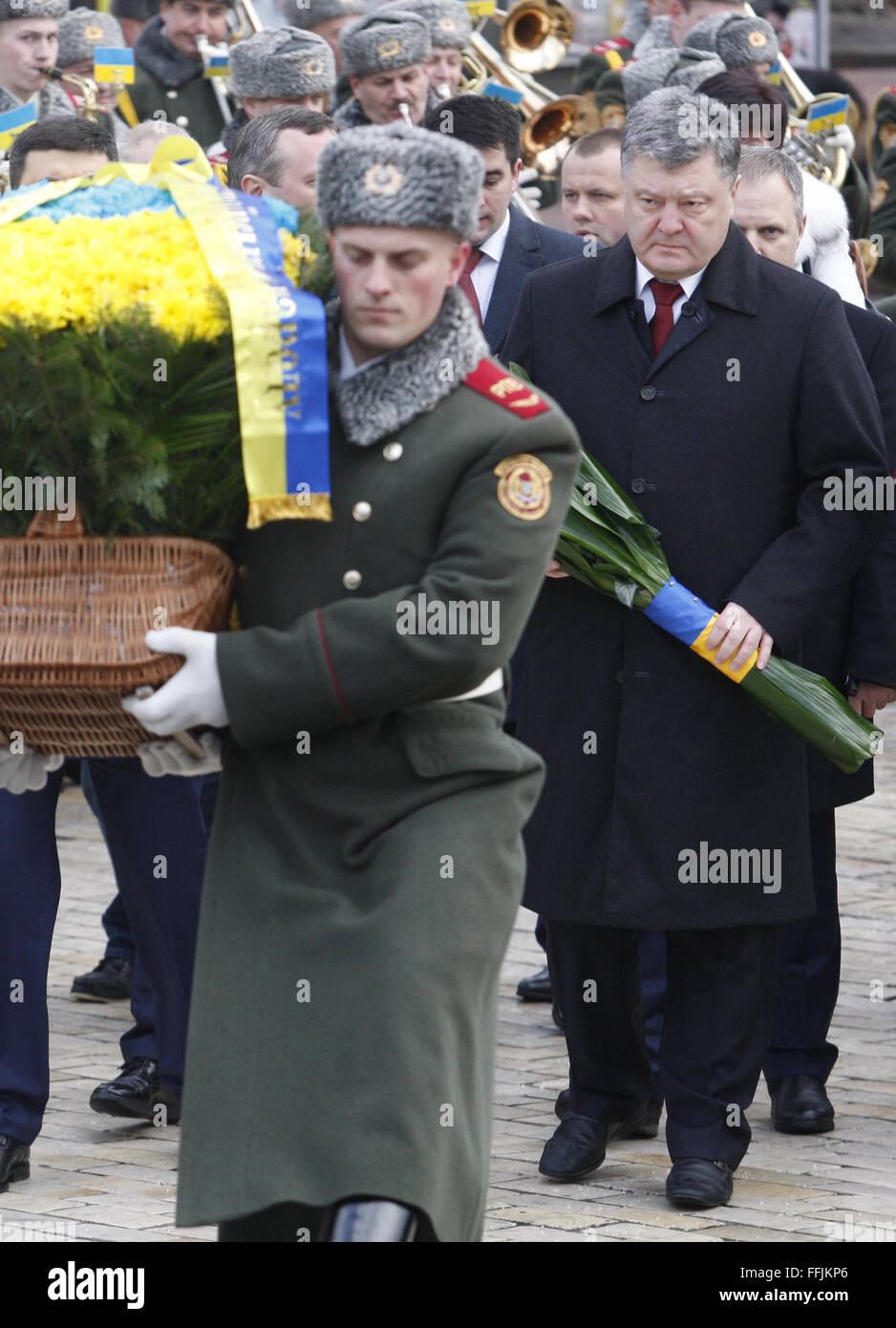 21. Januar 2016 - der ukrainische Präsident Petro Poroshenko während einer Gedenkfeier am Denkmal für Soldaten in Afghanistan getötet in dem Krieg 1979-1989 in Kiew, 15. Februar 2016. Die letzte Abteilung der sowjetischen Armee verließ Afghanistan 15. Februar 1989 nach einer 10-jährigen Krieg in einem gescheiterten Versuch, sowjetischen Herrschaft im Land zu verhängen. Einige 3.360 ukrainischen Soldaten starben im Krieg. © Swoboda Stepanov/ZUMA Draht/Alamy Live-Nachrichten Stockfoto