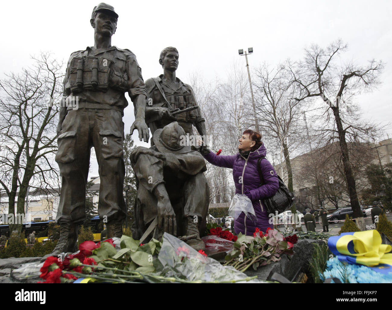 21. Januar 2016 - Frau legt Blumen auf ein Denkmal für die Gefallenen in Afghanistan im Krieg 1979-1989 zum Jahrestag des Abzugs der sowjetischen Truppen aus dem Land, in Kiew, 15. Februar 2016. Die letzte Abteilung der sowjetischen Armee verließ Afghanistan 15. Februar 1989 nach einer 10-jährigen Krieg in einem gescheiterten Versuch, sowjetischen Herrschaft im Land zu verhängen. Einige 3.360 ukrainischen Soldaten starben im Krieg. © Swoboda Stepanov/ZUMA Draht/Alamy Live-Nachrichten Stockfoto