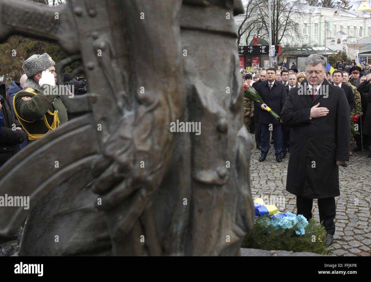 21. Januar 2016 - der ukrainische Präsident Petro Poroshenko während einer Gedenkfeier am Denkmal für Soldaten in Afghanistan getötet in dem Krieg 1979-1989 in Kiew, 15. Februar 2016. Die letzte Abteilung der sowjetischen Armee verließ Afghanistan 15. Februar 1989 nach einer 10-jährigen Krieg in einem gescheiterten Versuch, sowjetischen Herrschaft im Land zu verhängen. Einige 3.360 ukrainischen Soldaten starben im Krieg. © Swoboda Stepanov/ZUMA Draht/Alamy Live-Nachrichten Stockfoto