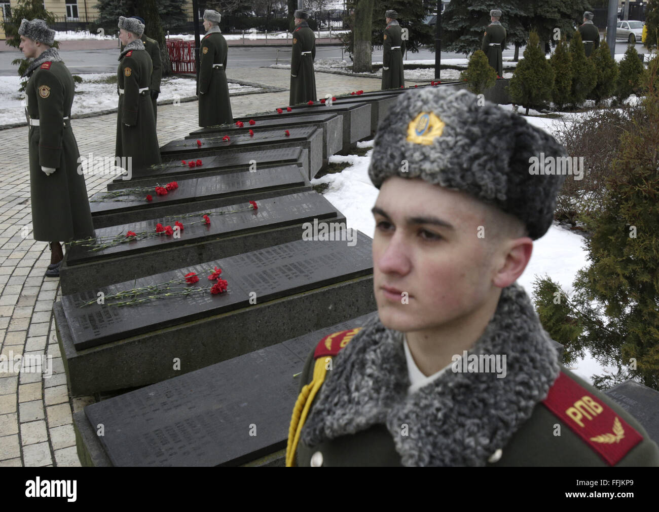 21. Januar 2016 --Ehrengarde stehen neben ein Denkmal für die Gefallenen in Afghanistan im Krieg 1979-1989 zum Jahrestag des Abzugs der sowjetischen Truppen aus dem Land, in Kiew. 15. Februar 2016. Die letzte Abteilung der sowjetischen Armee verließ Afghanistan am 15. Februar 1989 nach einer 10-jährigen Krieg in einem gescheiterten Versuch, sowjetischen Herrschaft im Land zu verhängen. Einige 3.360 ukrainischen Soldaten starben im Krieg. © Swoboda Stepanov/ZUMA Draht/Alamy Live-Nachrichten Stockfoto
