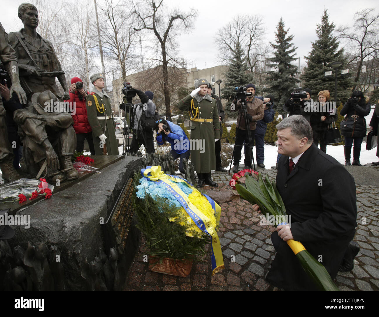 21. Januar 2016 - der ukrainische Präsident Petro Poroshenko legt Blumen auf ein Denkmal für die Gefallenen in Afghanistan im Krieg 1979-1989 zum Jahrestag des Abzugs der sowjetischen Truppen aus dem Land, in Kiew, 15. Februar 2016. Die letzte Abteilung der sowjetischen Armee verließ Afghanistan 15. Februar 1989 nach einer 10-jährigen Krieg in einem gescheiterten Versuch, sowjetischen Herrschaft im Land zu verhängen. Einige 3.360 ukrainischen Soldaten starben im Krieg. © Swoboda Stepanov/ZUMA Draht/Alamy Live-Nachrichten Stockfoto
