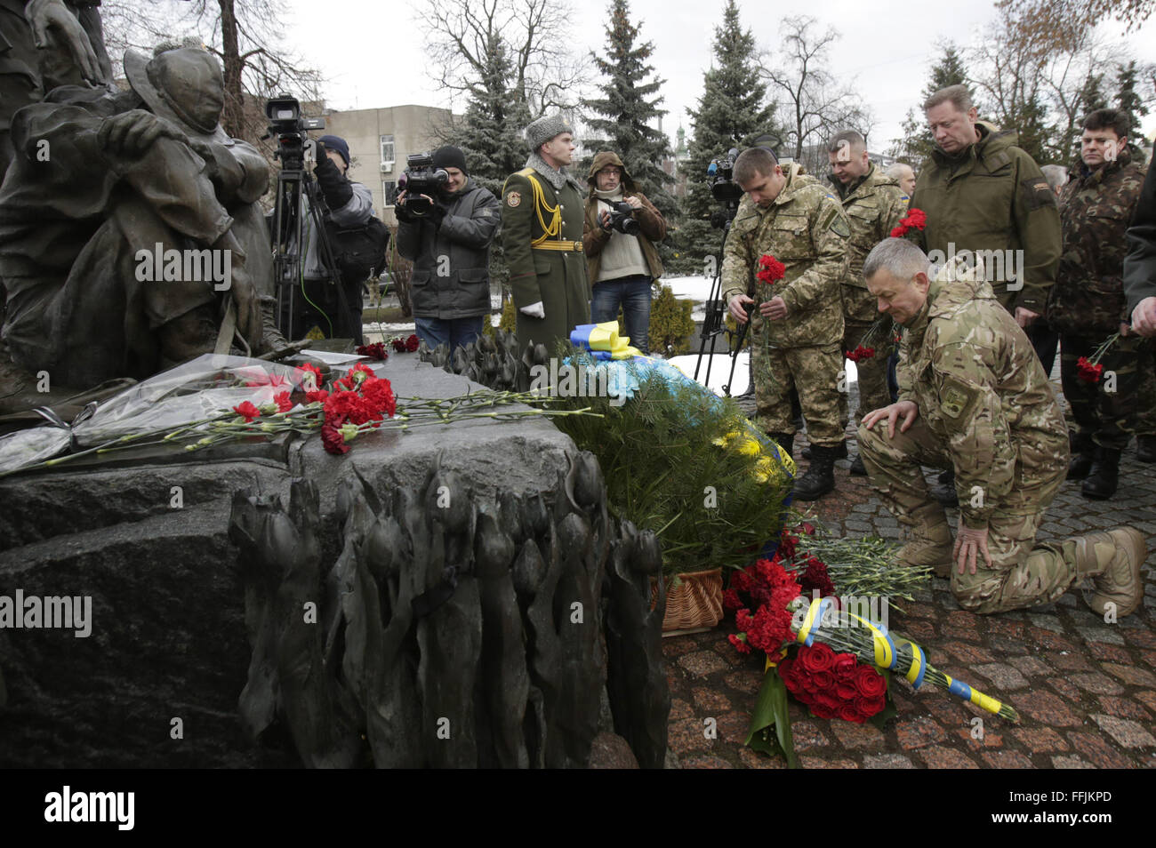 21. Januar 2016 - Laien Blumen auf ein Denkmal für die Gefallenen in Afghanistan im Krieg 1979-1989 Mark der Jahrestag des Abzugs der sowjetischen aus dem Land, in Kiew, 15. Februar 2016 Truppen. Die letzte Abteilung der sowjetischen Armee verließ Afghanistan 15. Februar 1989 nach einer 10-jährigen Krieg in einem gescheiterten Versuch, sowjetischen Herrschaft im Land zu verhängen. Einige 3.360 ukrainischen Soldaten starben im Krieg. © Swoboda Stepanov/ZUMA Draht/Alamy Live-Nachrichten Stockfoto