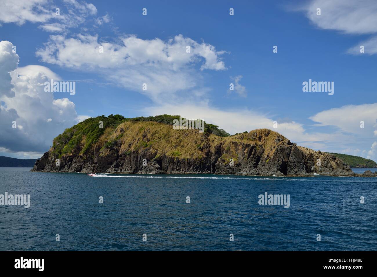 Die wunderschönen Inseln von Racha Yai an der südlichen Küste von Phuket Thailand. Stockfoto