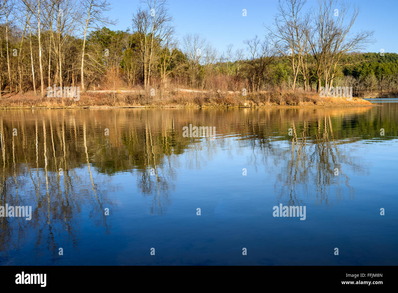 Eine Abend-Aufnahme des Sees gefangen im östlichen Kentucky in Höhle Run See im Dezember. Dieses Gebiet ist bekannt als Paragon. Stockfoto