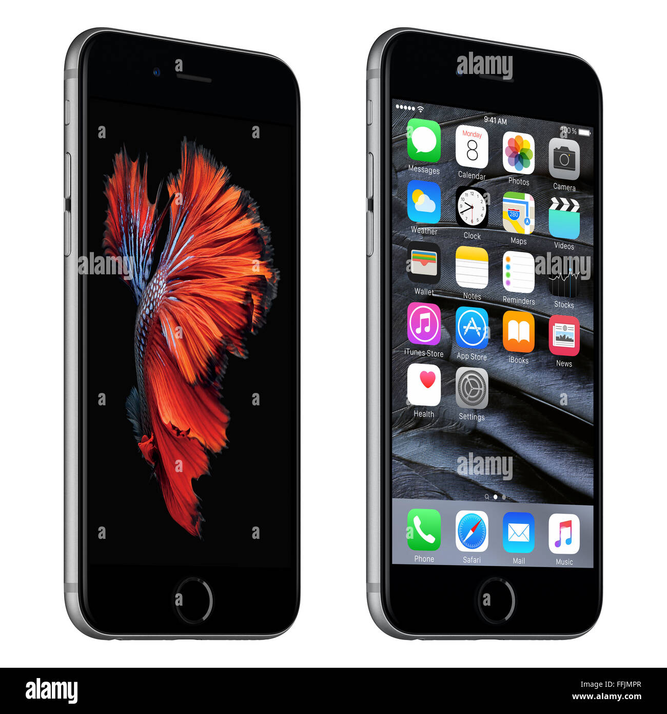 Varna, Bulgarien - 24. Oktober 2015: Space Grau Apple iPhone 6 s gedreht in einem leichten Winkel Bottom-up-Ansicht mit iOS 9 Stockfoto