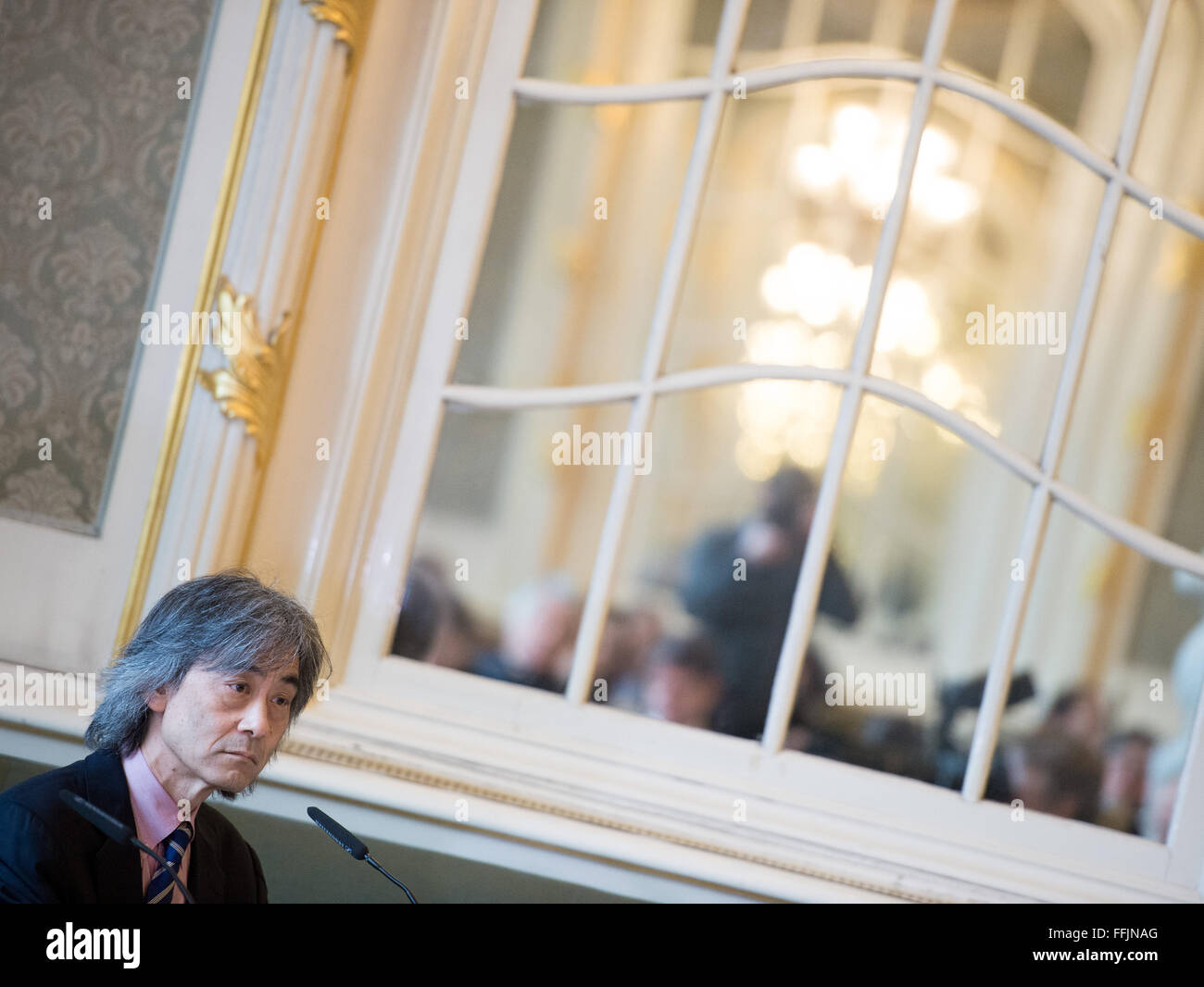 Hamburg, Deutschland. 15. Februar 2016. Kent Nagano, Generalmusikdirektor der Hamburgischen Staatsoper, spricht im Rahmen einer Pressekonferenz auf der 2. Hamburg International Music Festival in Hamburg, Deutschland, 15. Februar 2016. Das Musikfestival findet vom 21 April und 22. Mai statt. Foto: Daniel Reinhardt/Dpa/Alamy Live News Stockfoto