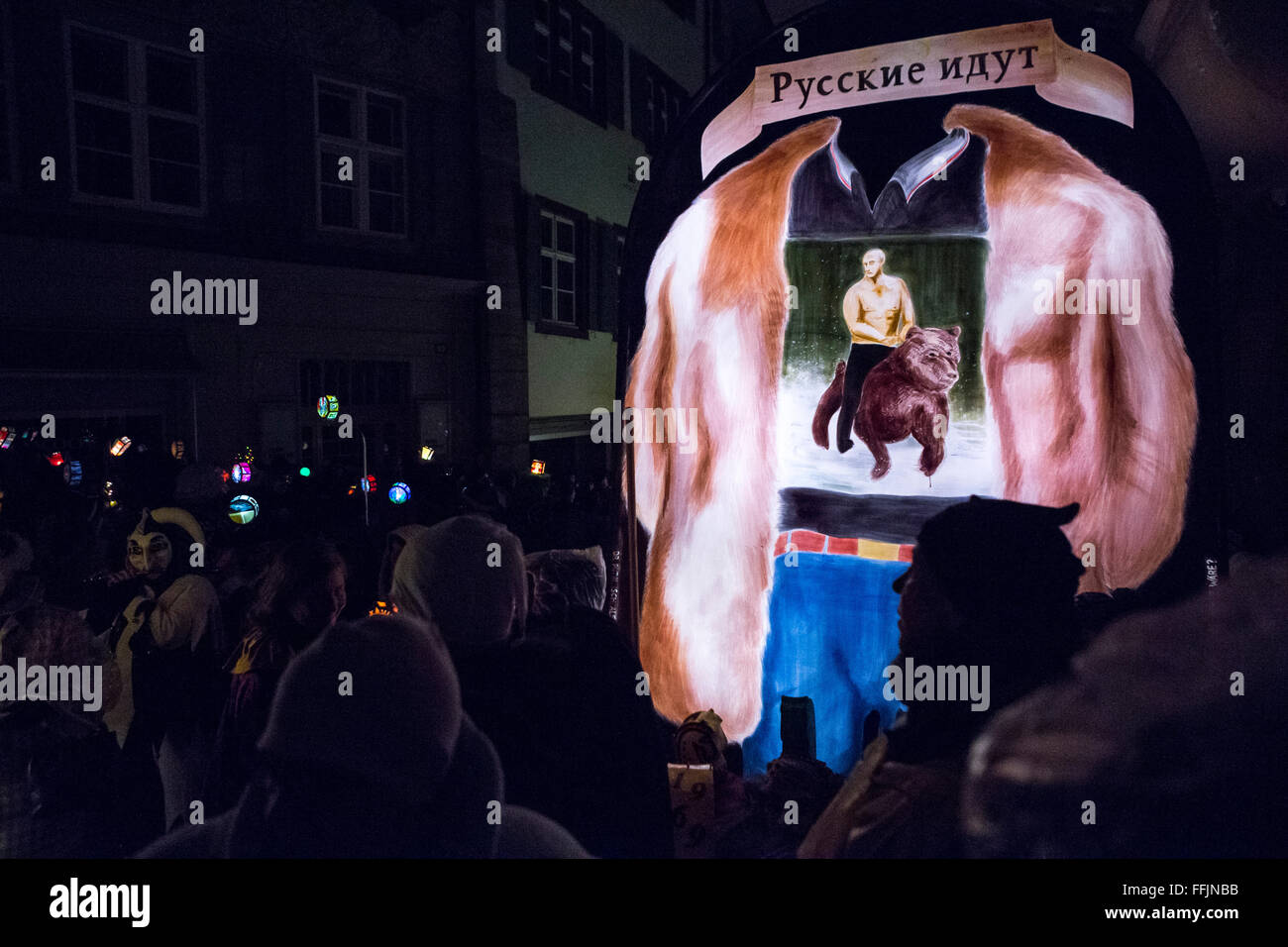 Basel, Schweiz. 15. Februar 2016. Russischen Präsidenten Wladimir Putin, abgebildet auf einer Laterne beim Karnevalsumzug Morgestraich in Basel. Der Morgestraich, auch genannt Morgenstreich, ist die Öffnung Parade des berühmten Karnevals festlich in Basel. Es beginnt um 04:00 morgens nach Aschermittwoch. Die gesamte Straßenbeleuchtung in der Stadt wird ausgeschaltet und die Laterne der Karneval-Clique in den Straßen glänzen. Bildnachweis: Dominic Steinmann/Alamy Live-Nachrichten Stockfoto