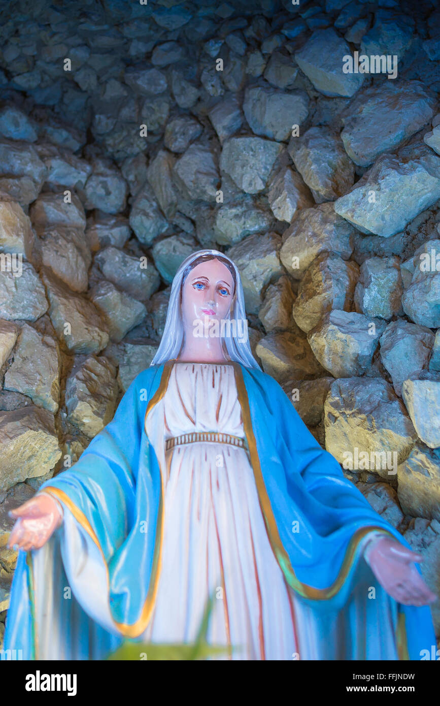 MadonnaSchrein Italien, Ansicht einer madonnaStatue in einer felsigen