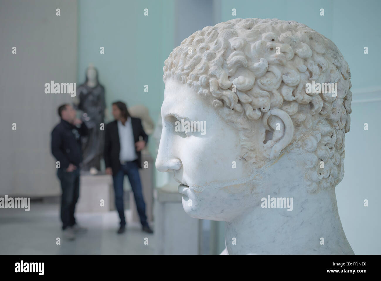 Neapel, das archäologische Museum, die Ansicht im Profil einer Büste von einem griechischen Jugend im Museo Archeologico Nazionale in Neapel, Italien. Stockfoto