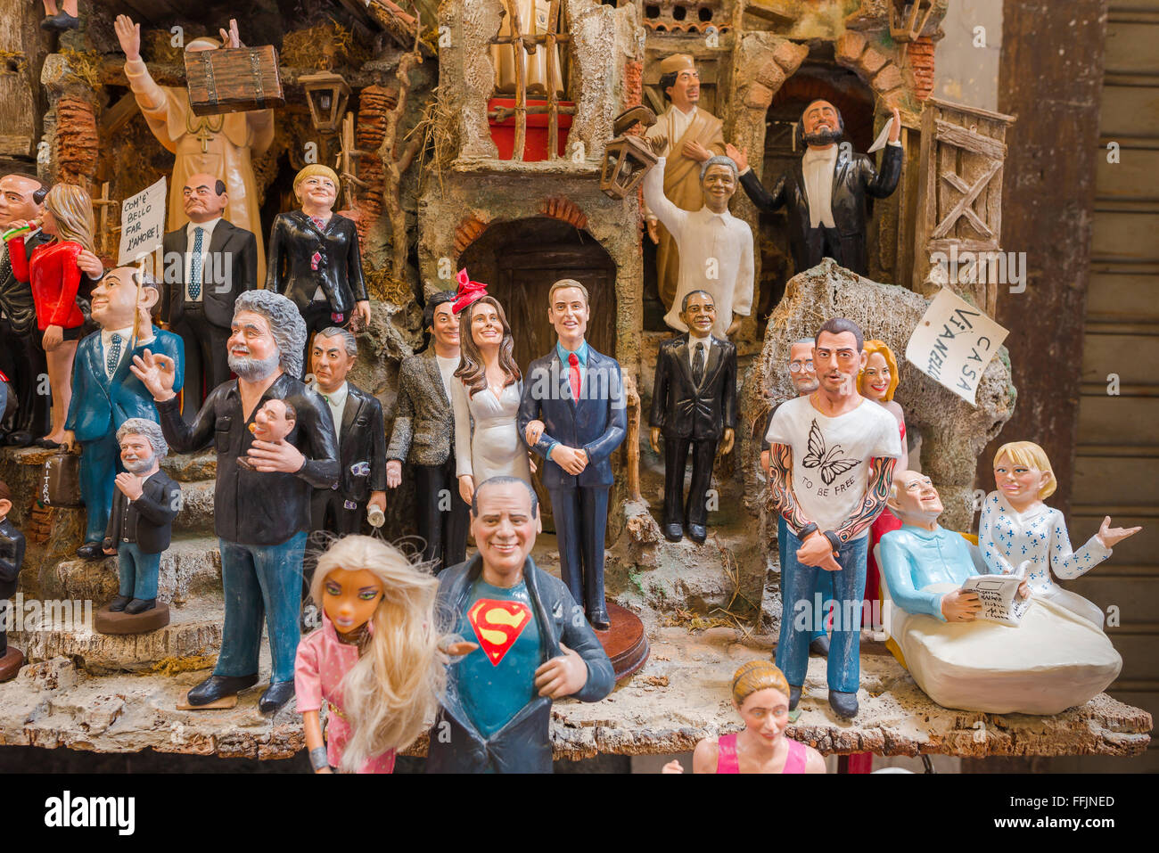 Kinderbett Shop Neapel, eine Gruppe von bunten prominenten Figuren Handarbeit von Handwerkern in einem Krippe-Geschäft in der Via San Gregorio Armeno, Neapel, Italien. Stockfoto