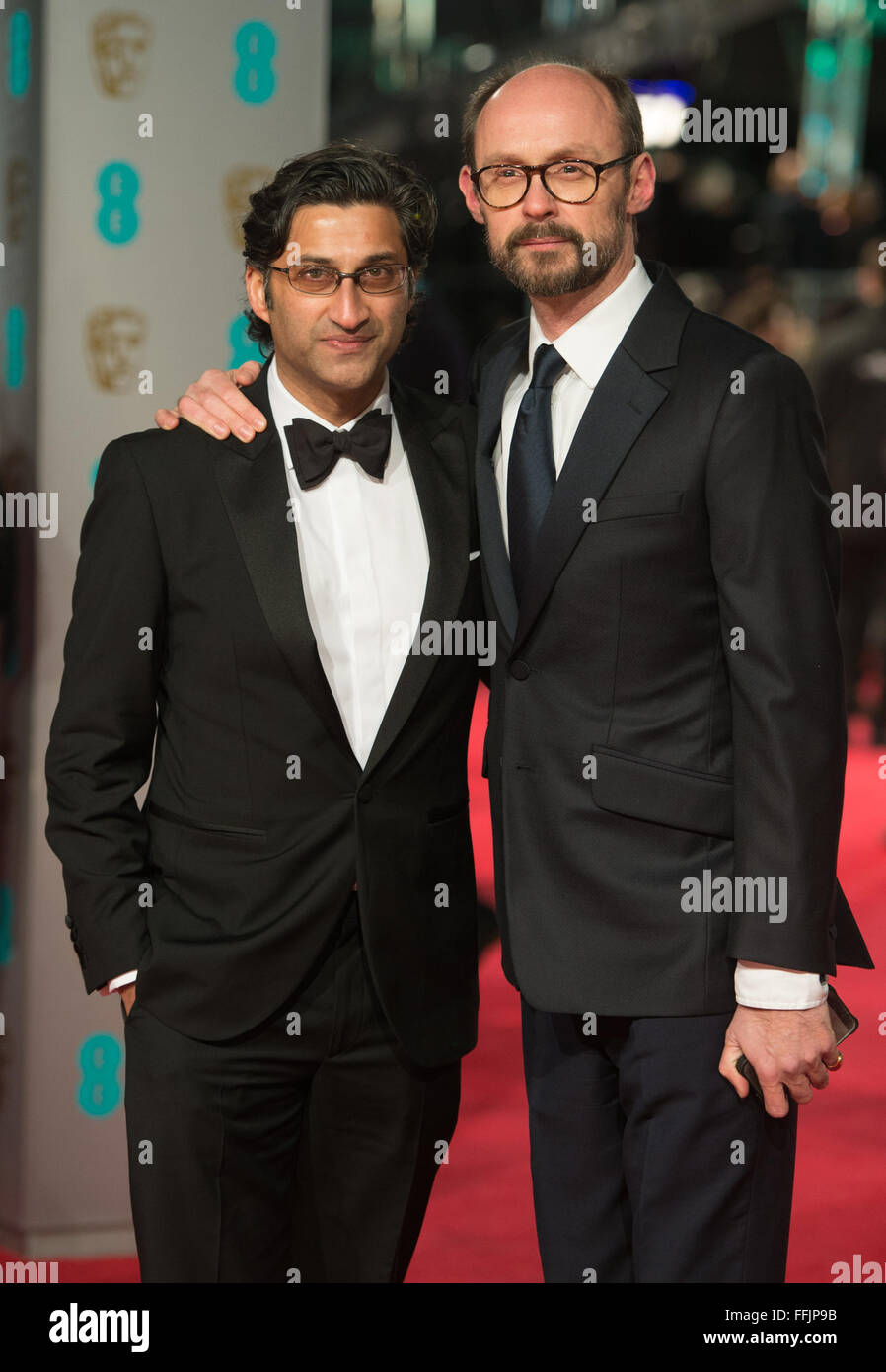 London, UK. 14. Februar 2016. Asif Kapadia (l) und James Gay-Rees erreichen den EE British Academy Film Awards, BAFTA Awards, am Royal Opera House in London, England, am 14. Februar 2016. Bildnachweis: Dpa picture Alliance/Alamy Live News Stockfoto