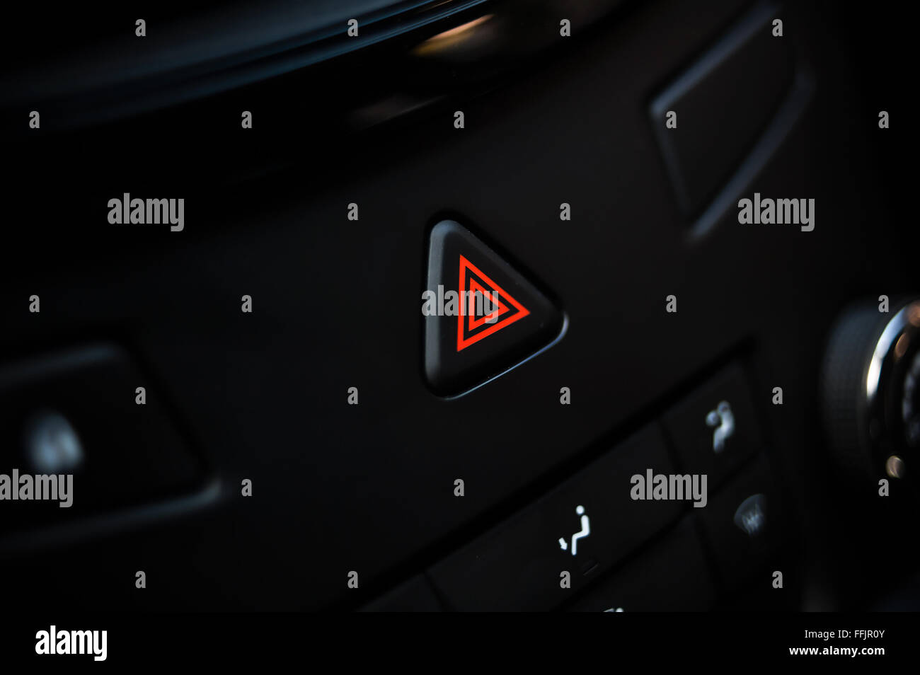 Scheibenwischer Kontrolle. Moderne Auto Innenraum Detail. Notruftaste Stockfoto