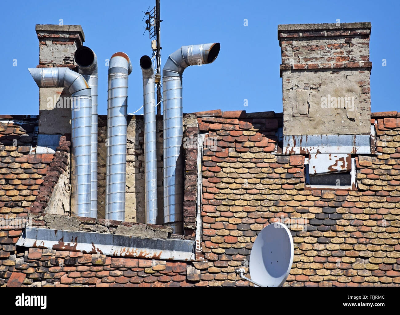 Stapel auf dem Dach zu rauchen Stockfoto