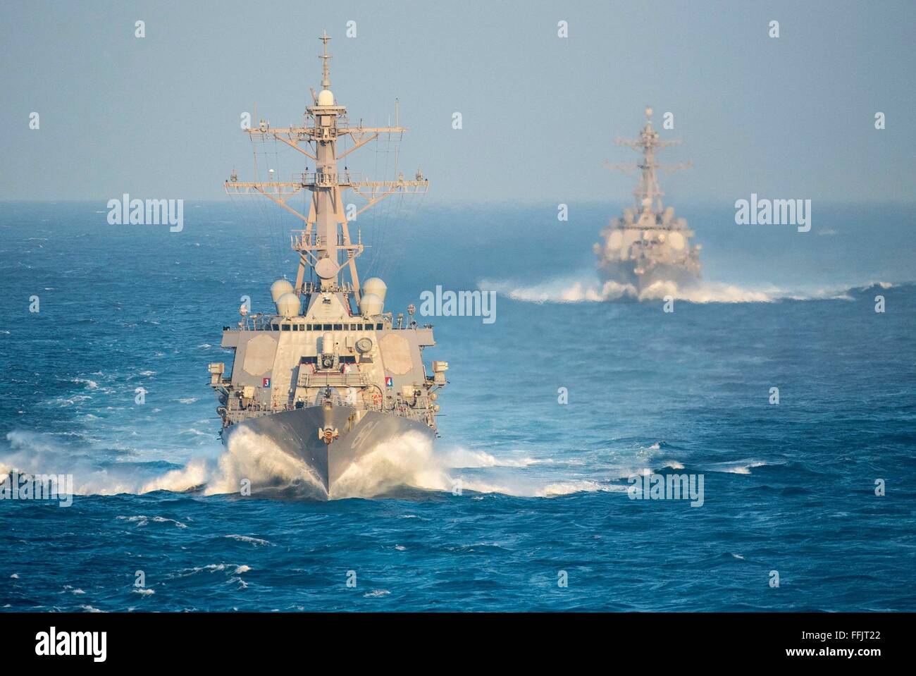 US Navy Arleigh Burke-Klasse Lenkflugkörper Zerstörer USS Ramage und USS Gonzalez transit der Meerenge Bab el-Mandeb 13. Februar 2016 in den Persischen Golf. Stockfoto