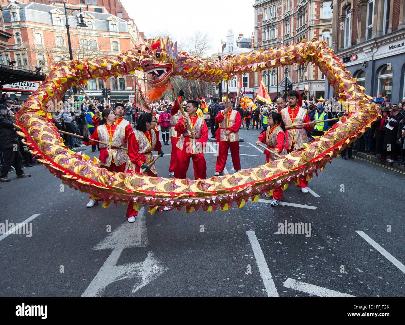 Tausende Menschen säumten die Londoner Straßen für das chinesische Neujahrsfest. In diesem Jahr feierte das Jahr des Affen Stockfoto