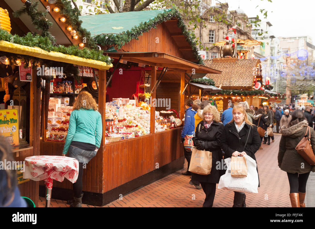 Menschen beim Einkaufen an den Ständen, Weihnachtsmarkt Birmingham New Street, Birmingham UK Stockfoto