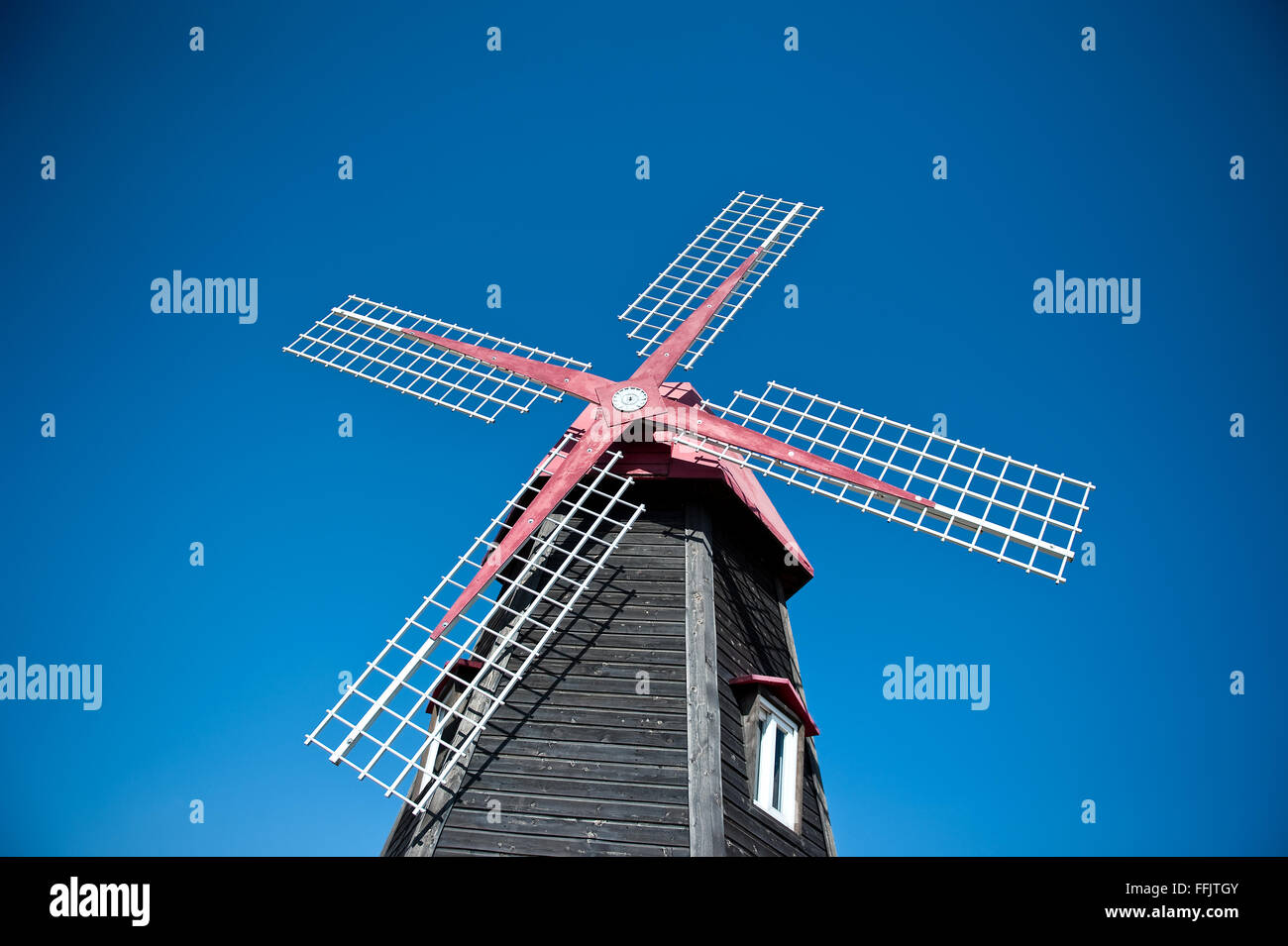 Windmühle in Incheon, Südkorea, mit einem blauen Himmelshintergrund Stockfoto