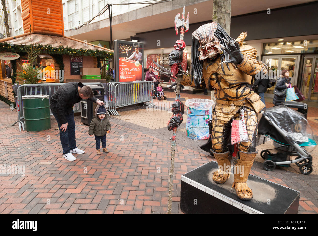 Straßenkünstler in einem Predator alien Kostüm, New Street, Birmingham UK Stockfoto