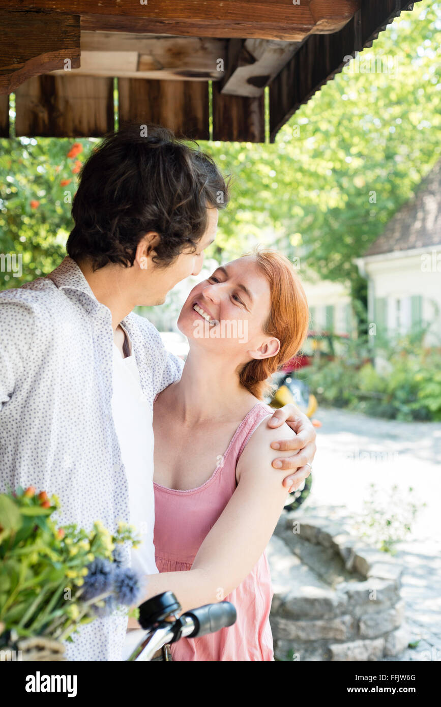 Porträt des glücklichen Paares umarmen Stockfoto