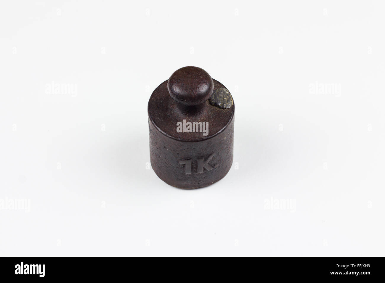 Jahrgang 1 Kilo Eisengewicht isoliert auf weißem Hintergrund Stockfoto