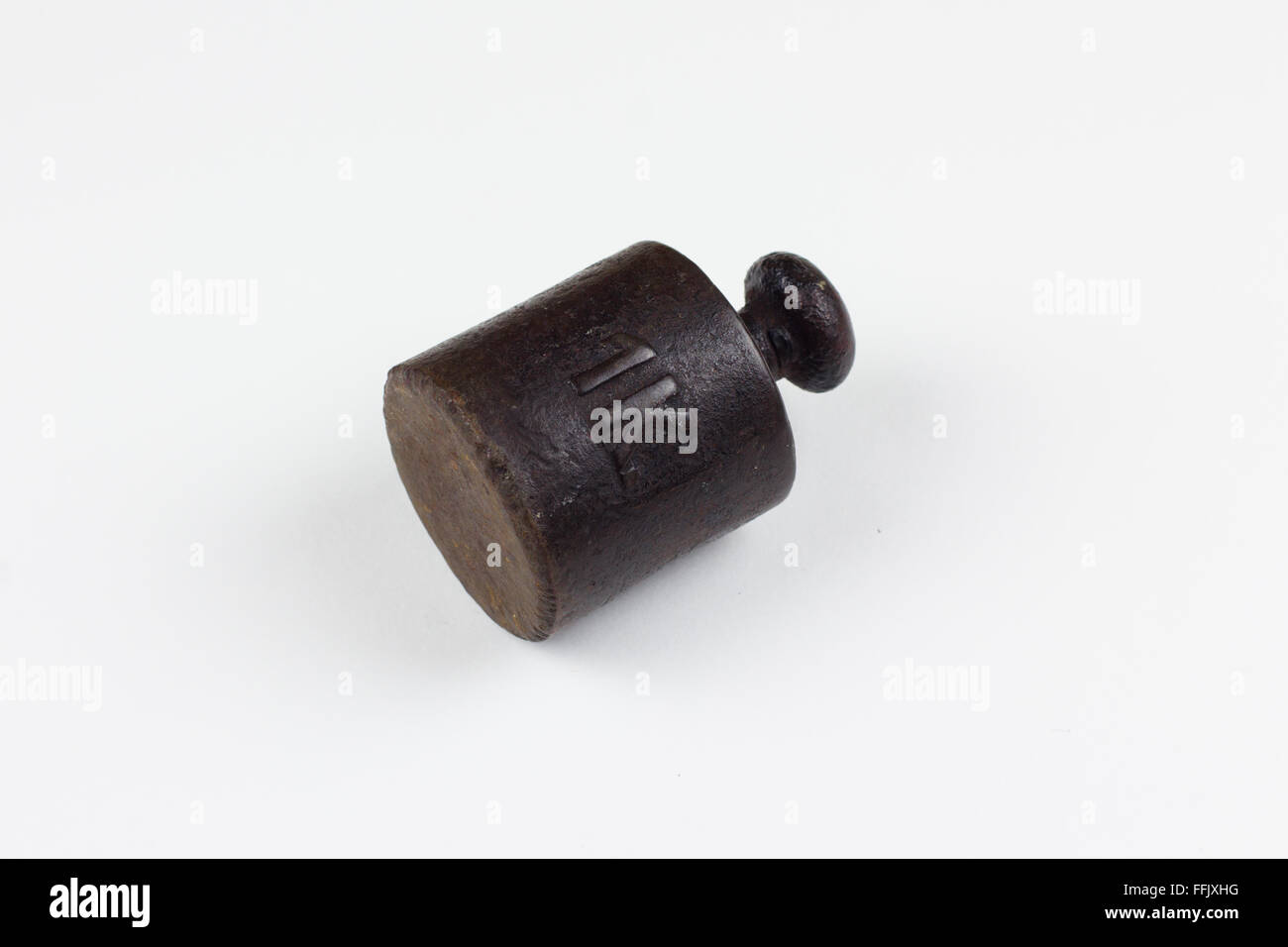 Antik 1 Kilo Eisengewicht isoliert auf weißem Hintergrund Stockfoto