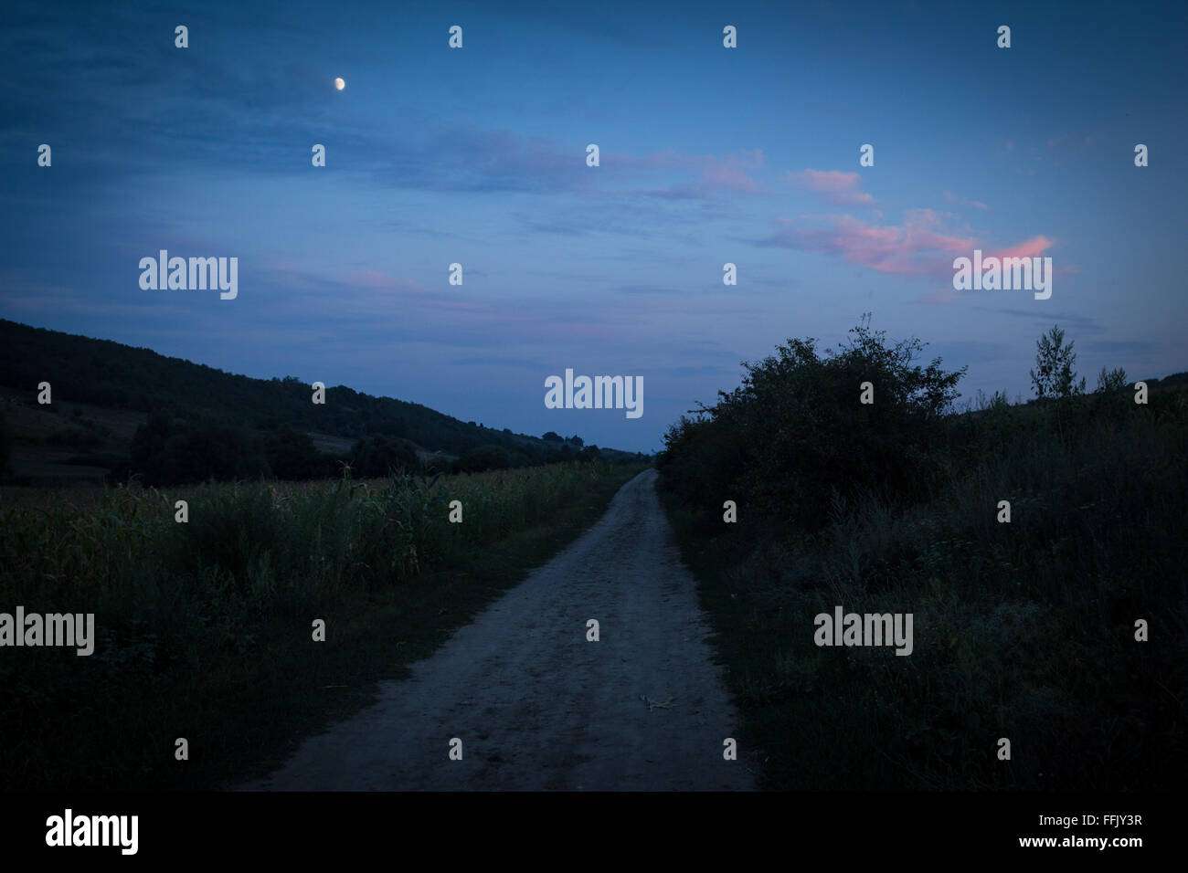 Feldweg in der rumänischen Landschaft in der Nacht Stockfoto