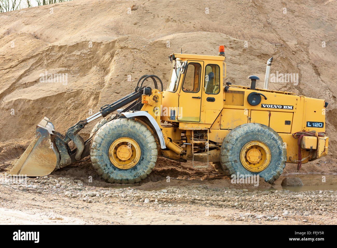 Kallinge, Schweden - 7. Februar 2016: Volvo BM L120 Frontlader Traktor bei der Arbeit auf einer Baustelle. Stockfoto