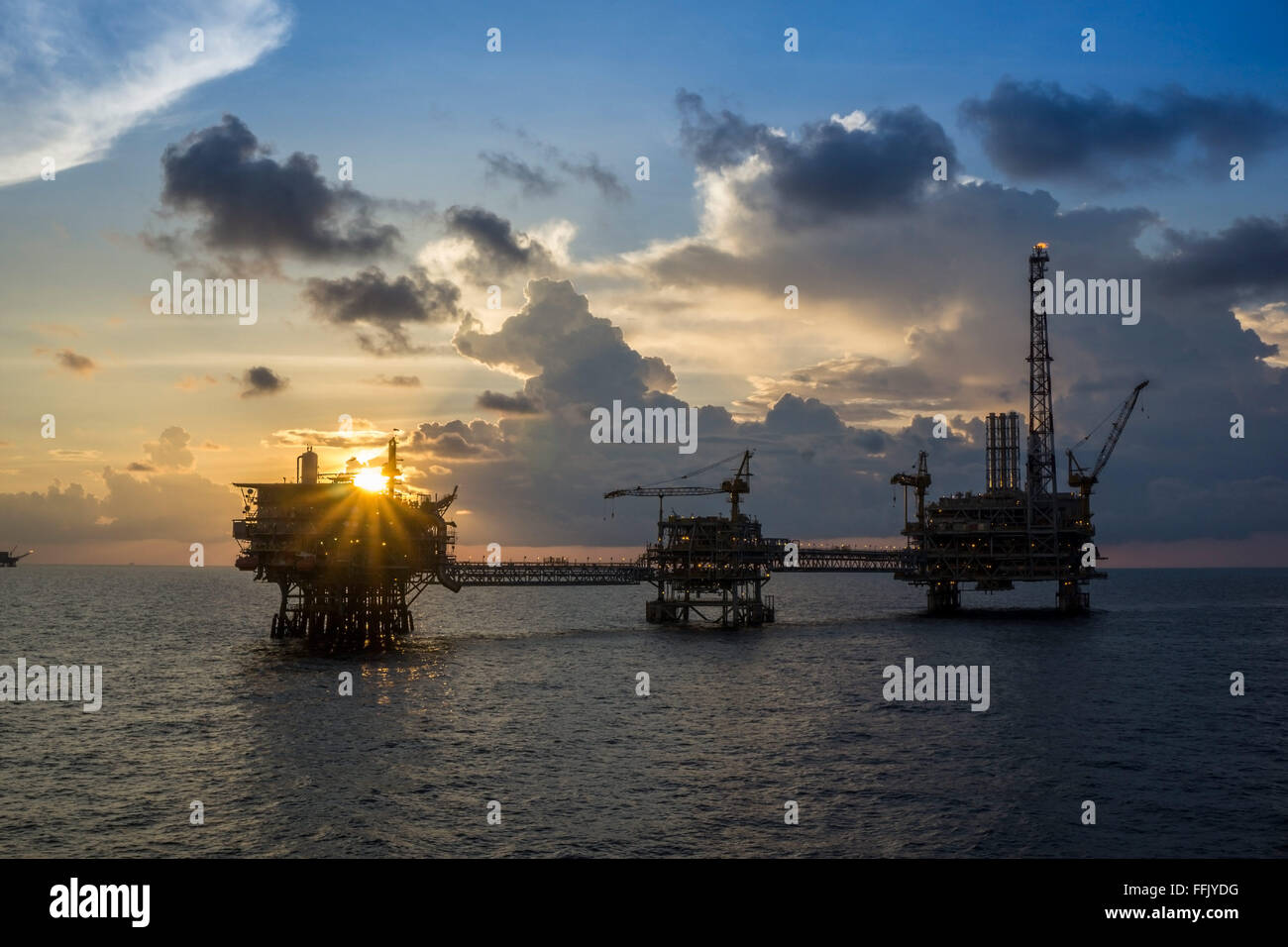 Offshore-Bohrinseln oder Förderplattformen während des Sonnenuntergangs Stockfoto