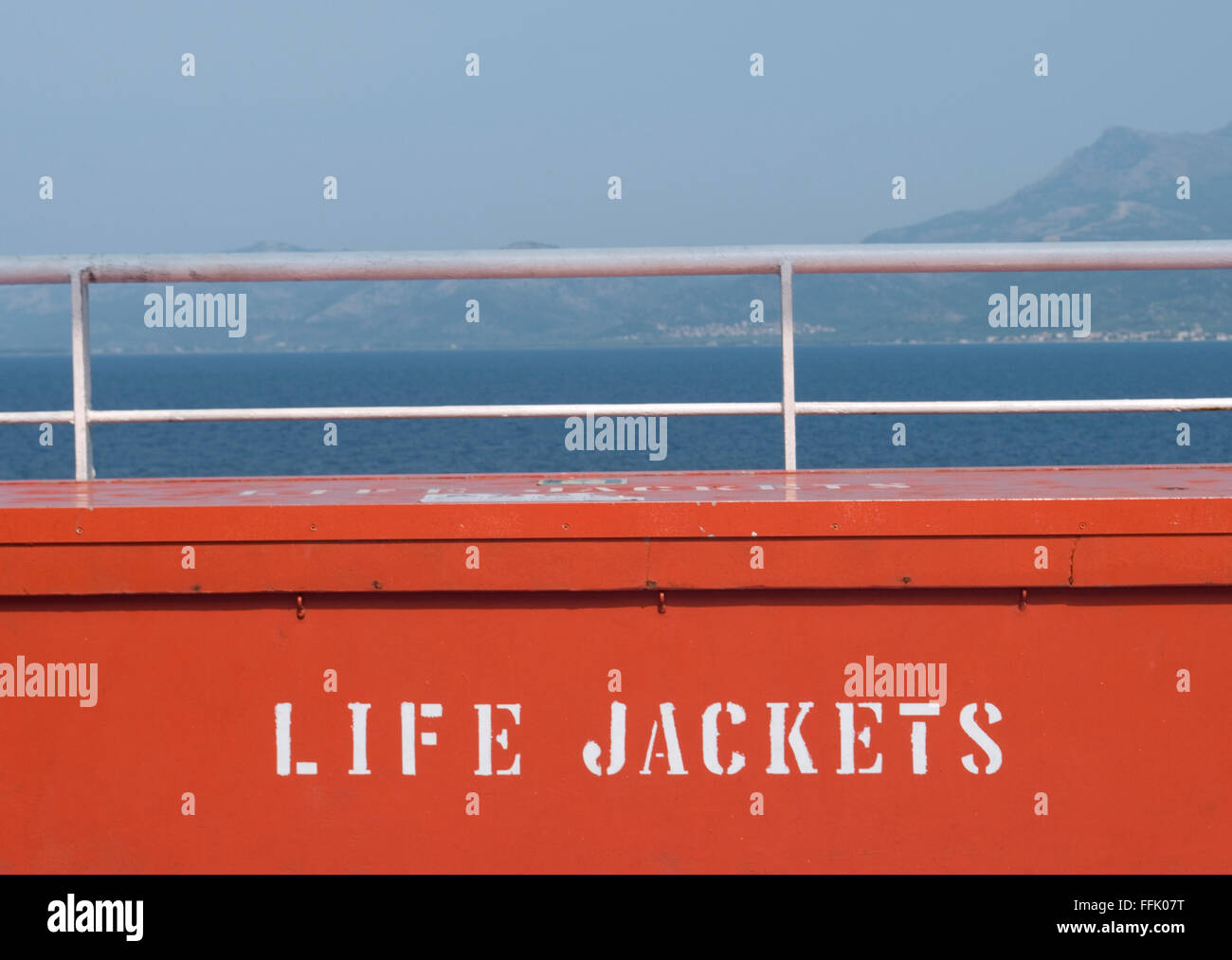 Rettungswesten Container auf Fähre Stockfoto