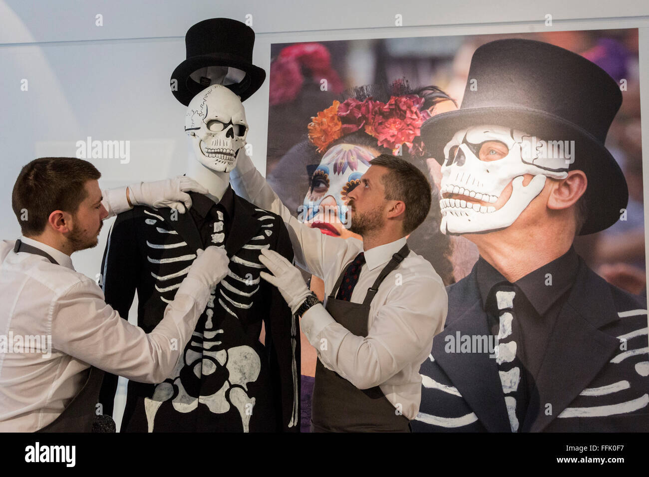 London, UK. 15. Februar 2016. Tag der Toten Kostüm mit Skull Maske getragen  von Daniel Craig, est GBP 12.000-18 000. Christies vorhanden 24 viele James  Bond 007 Erinnerungsstücken Spectre, 24.-Bond-Film zu feiern.