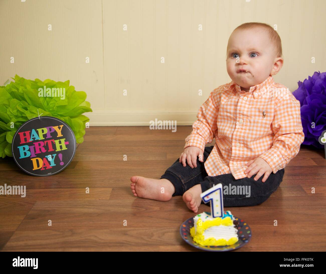 Baby Boy es erste Geburtstagskuchen smash Stockfoto