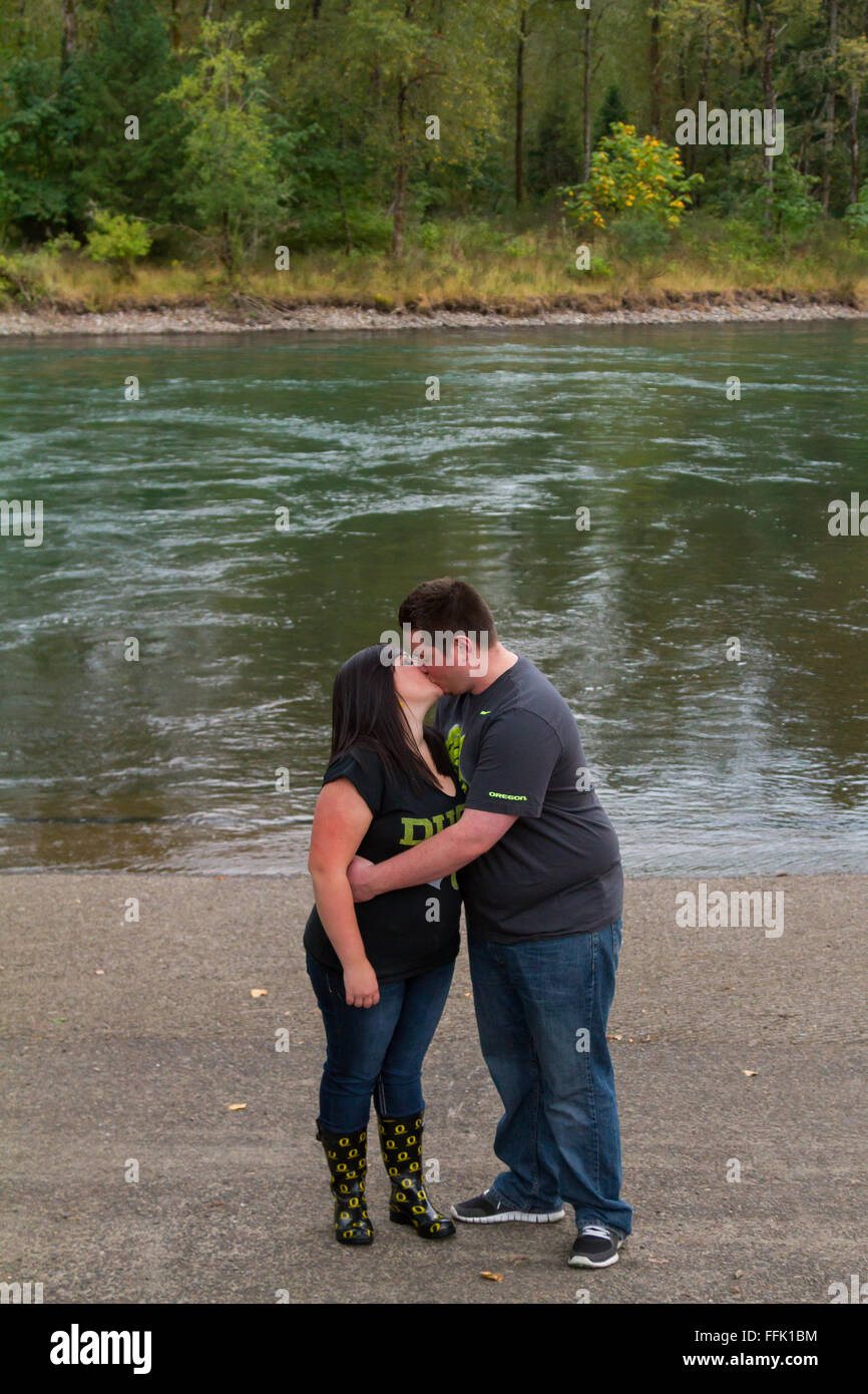 SPRINGFIELD, OR 14. September 2011: Brautpaar an einem Fluss in Oregon Ducks Fußballmannschaft Ausrüstung Bekleidung. Stockfoto