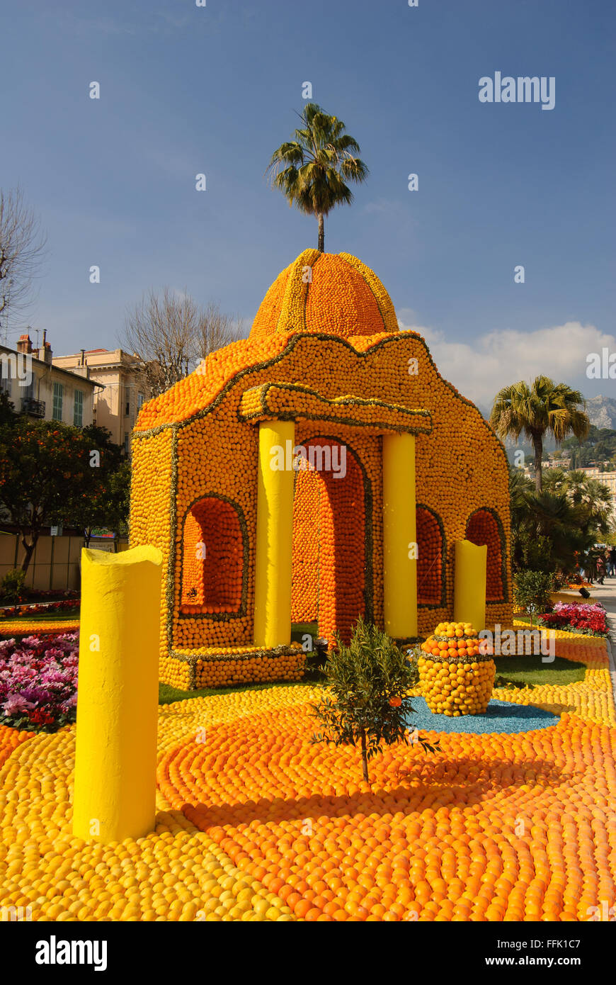 Riesige bunte Struktur mit Orangen und Zitrusfrüchten als Bestandteil der jährlichen Zitronenfest von Menton in Südfrankreich Stockfoto