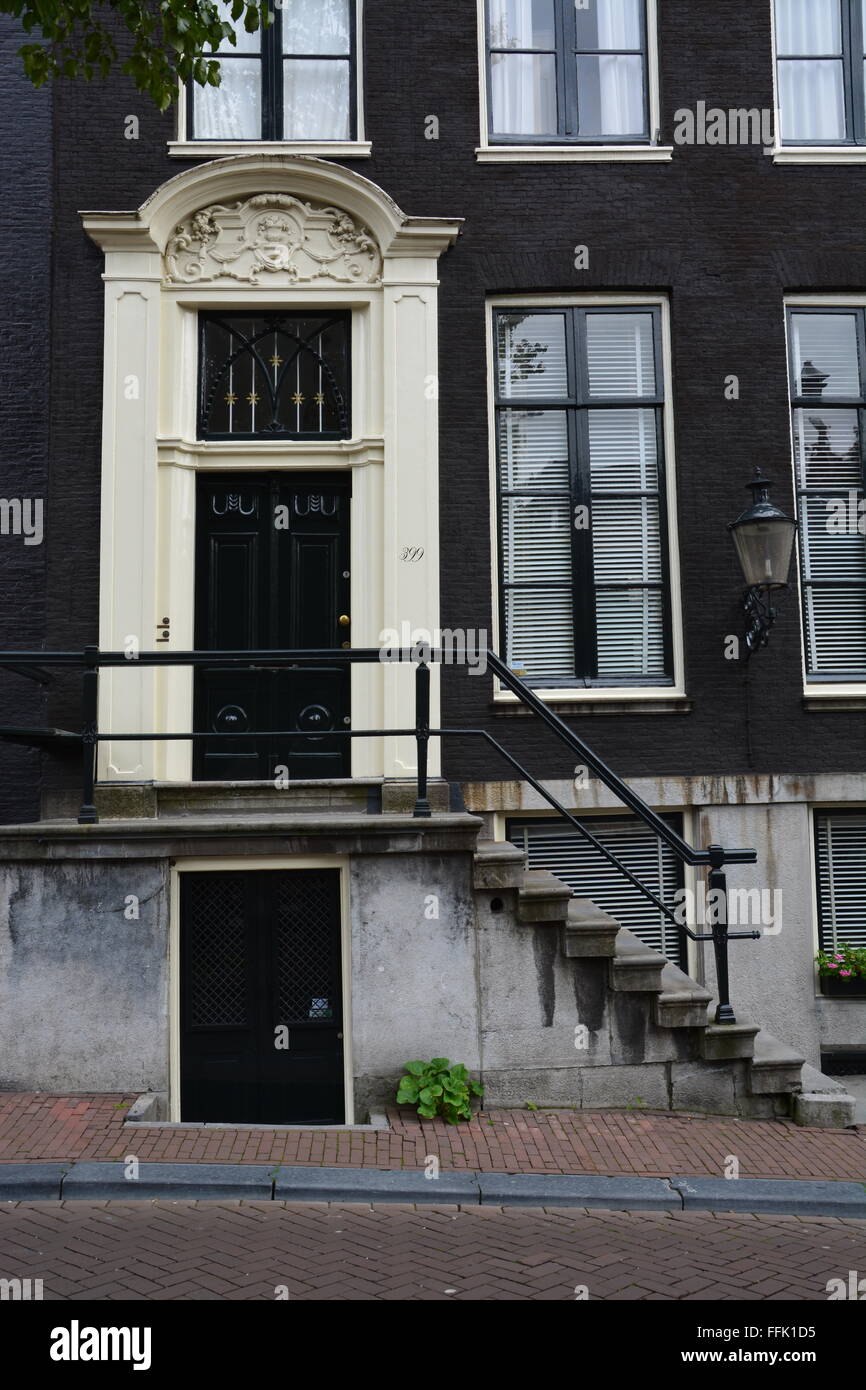 Treppe bis zur Haustür in ein typisches Haus in der Altstadt von Amsterdam. Stockfoto