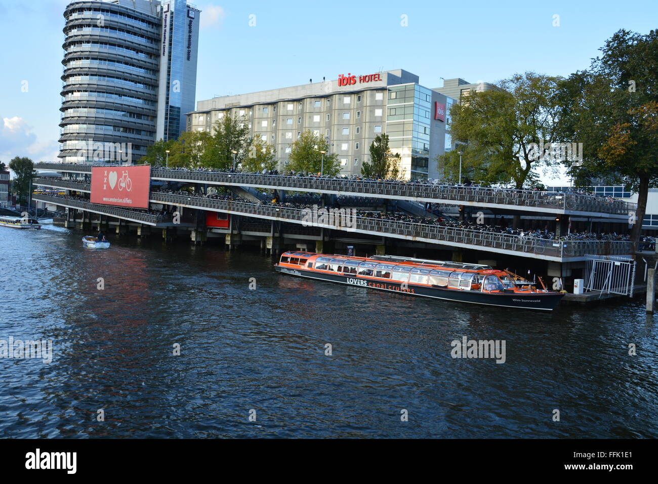 Eine dreistufige Garage abstellen von Fahrrädern neben dem Hauptbahnhof in Amsterdam, Niederlande gewidmet. Stockfoto