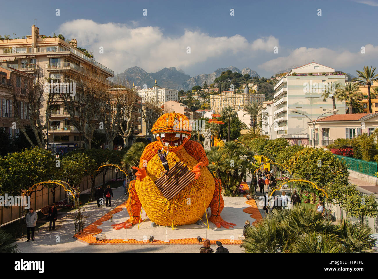 Riesige bunte Struktur mit Orangen und Zitrusfrüchten als Bestandteil der jährlichen Zitronenfest von Menton in Südfrankreich Stockfoto