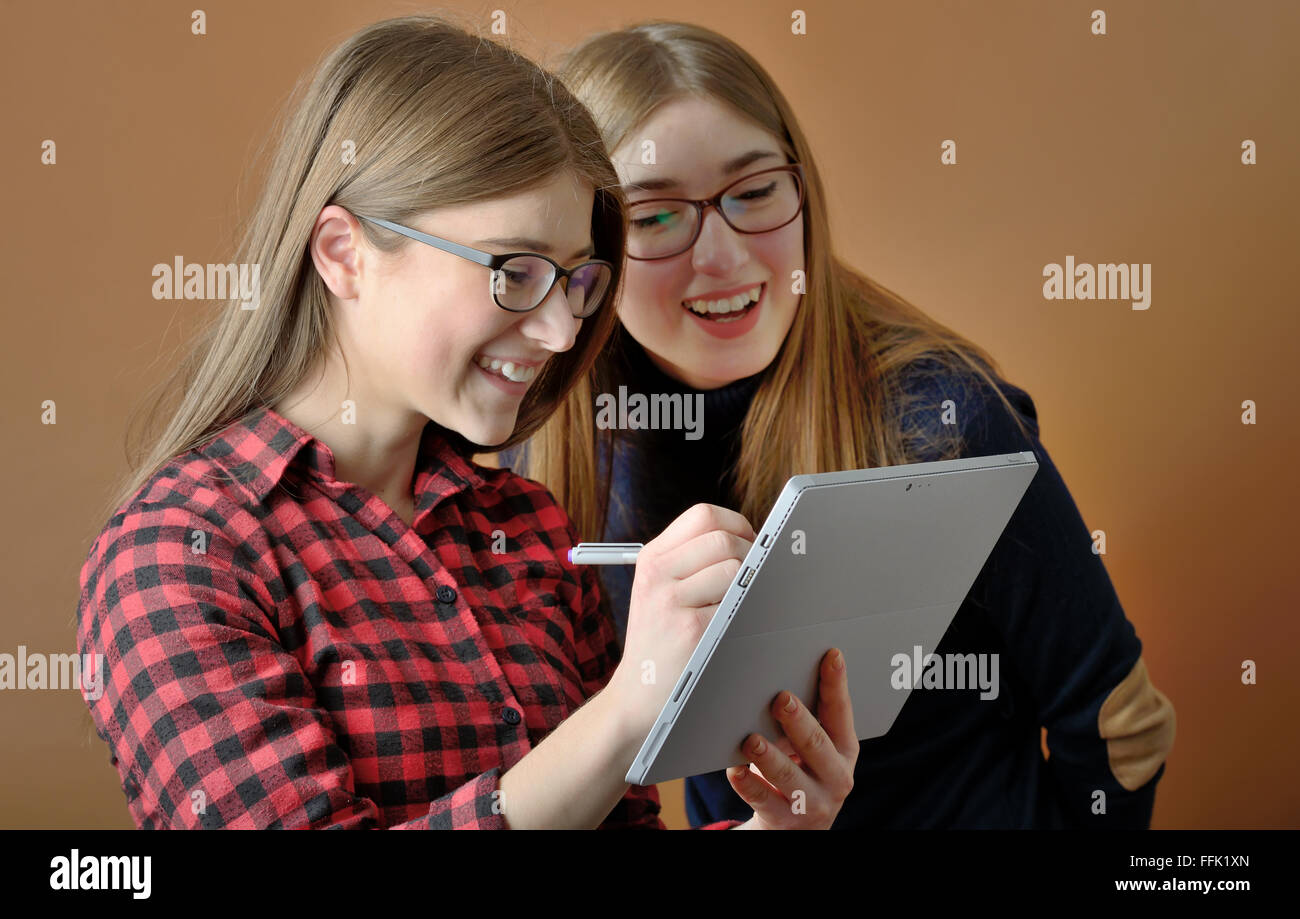 Zwei junge Mädchen im Teenageralter mit einem Tablet Stockfoto