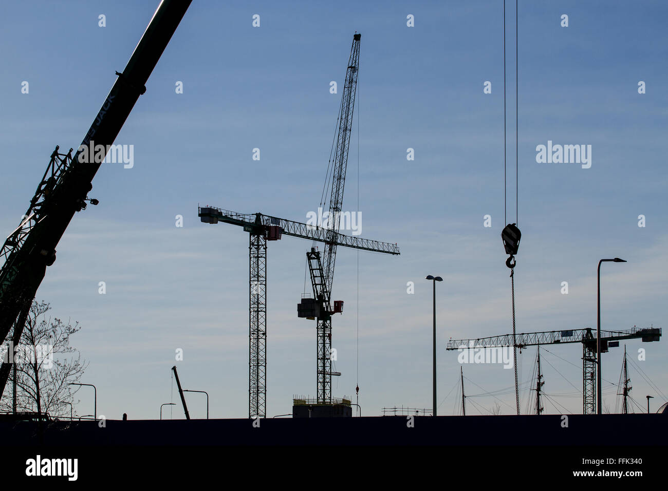 Silhouetten der großen Kräne an der £ 80 Millionen Waterfront Entwicklung Projekt Baustelle in Dundee, Großbritannien Stockfoto