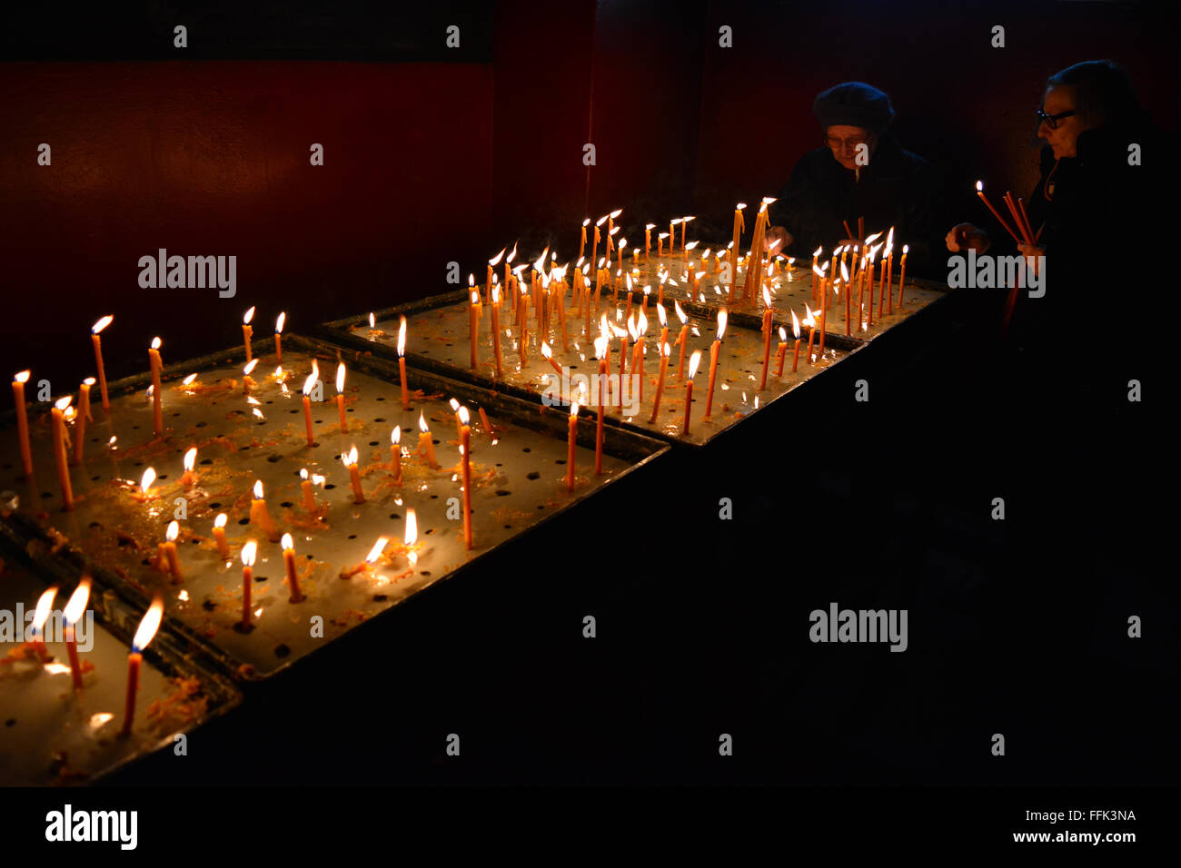Legen Sie in die Kirche, wo er in Erinnerung an den verstorbenen Kerzen angezündet. Stockfoto