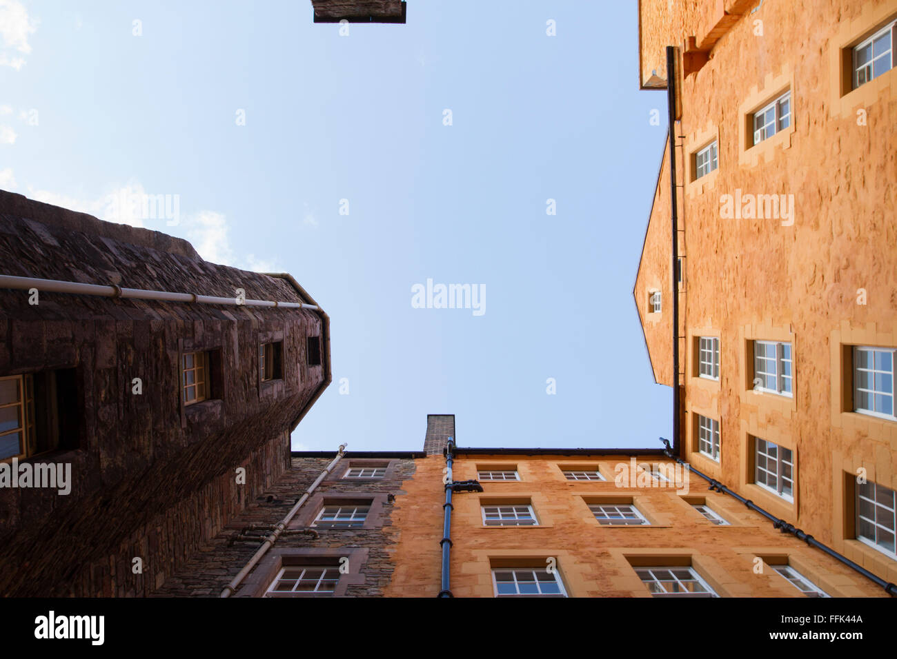 Ein Blick in den Himmel aus der Nähe in der Altstadt von Edinburgh Stockfoto