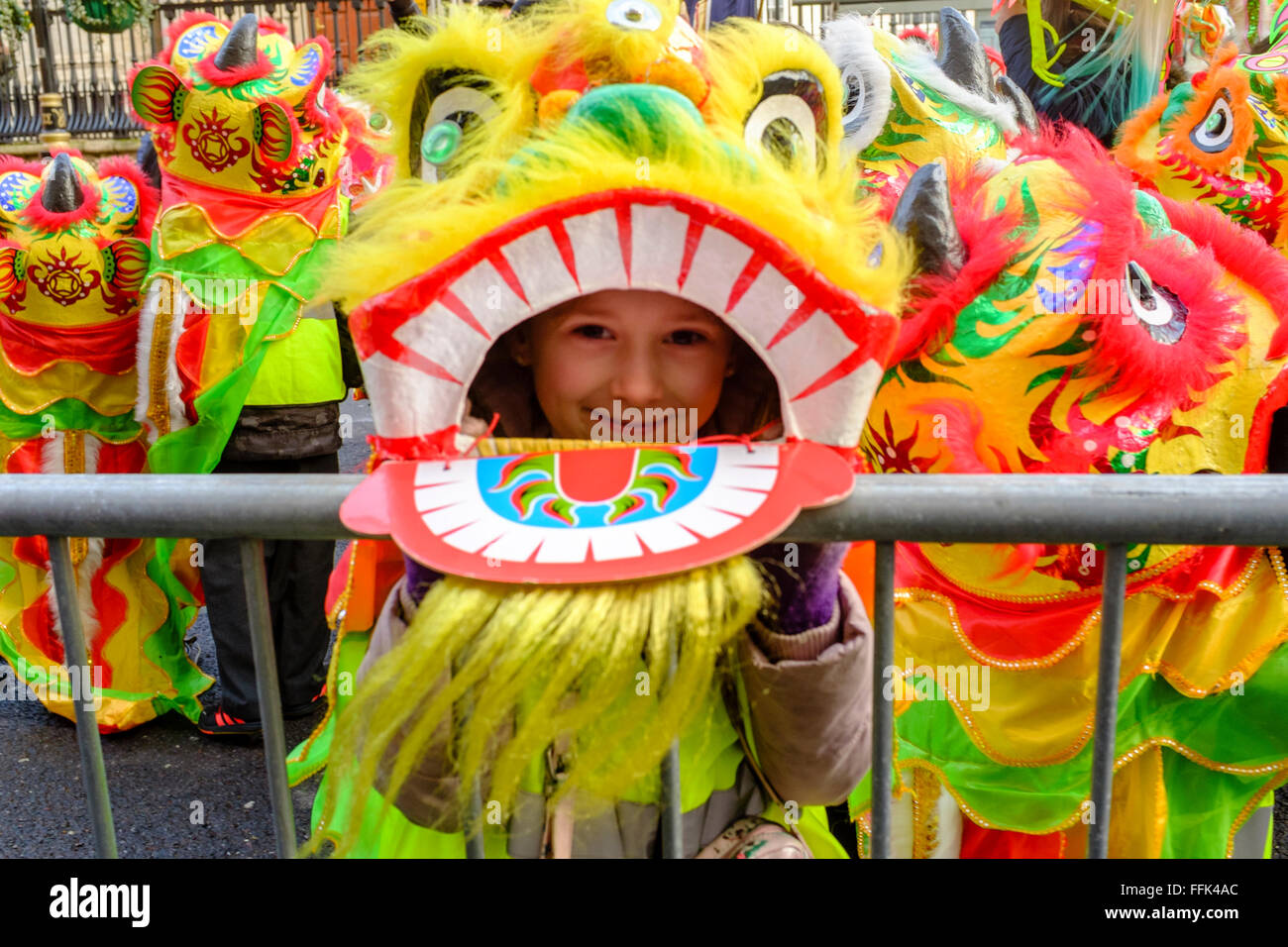 Chinese New Year, London: Kinder in LIon Dance Kostüme gekleidet warten auf den Start der Parade. Stockfoto