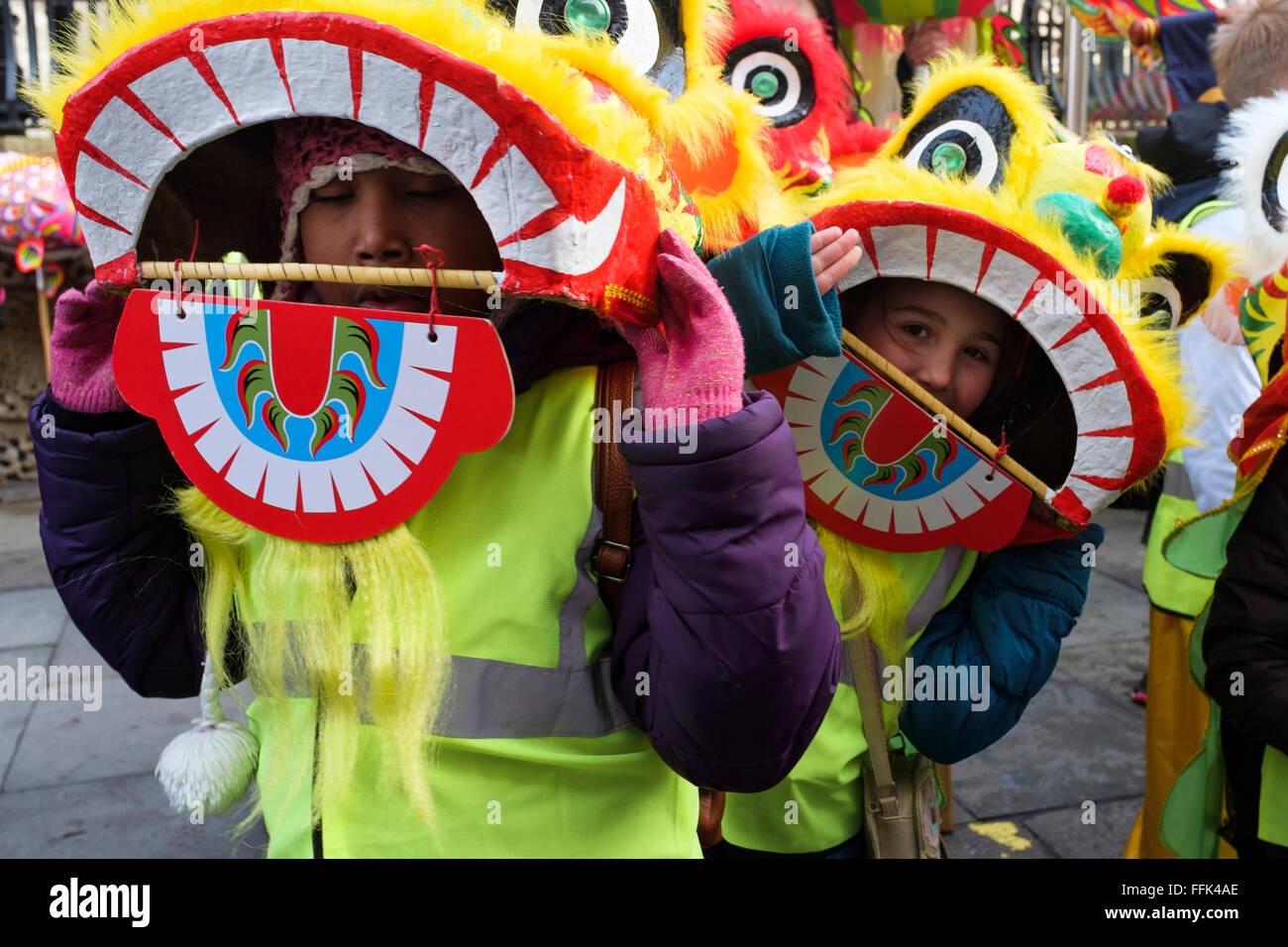 Chinese New Year, London: Kinder in LIon Dance Kostüme gekleidet warten auf den Start der Parade. Stockfoto