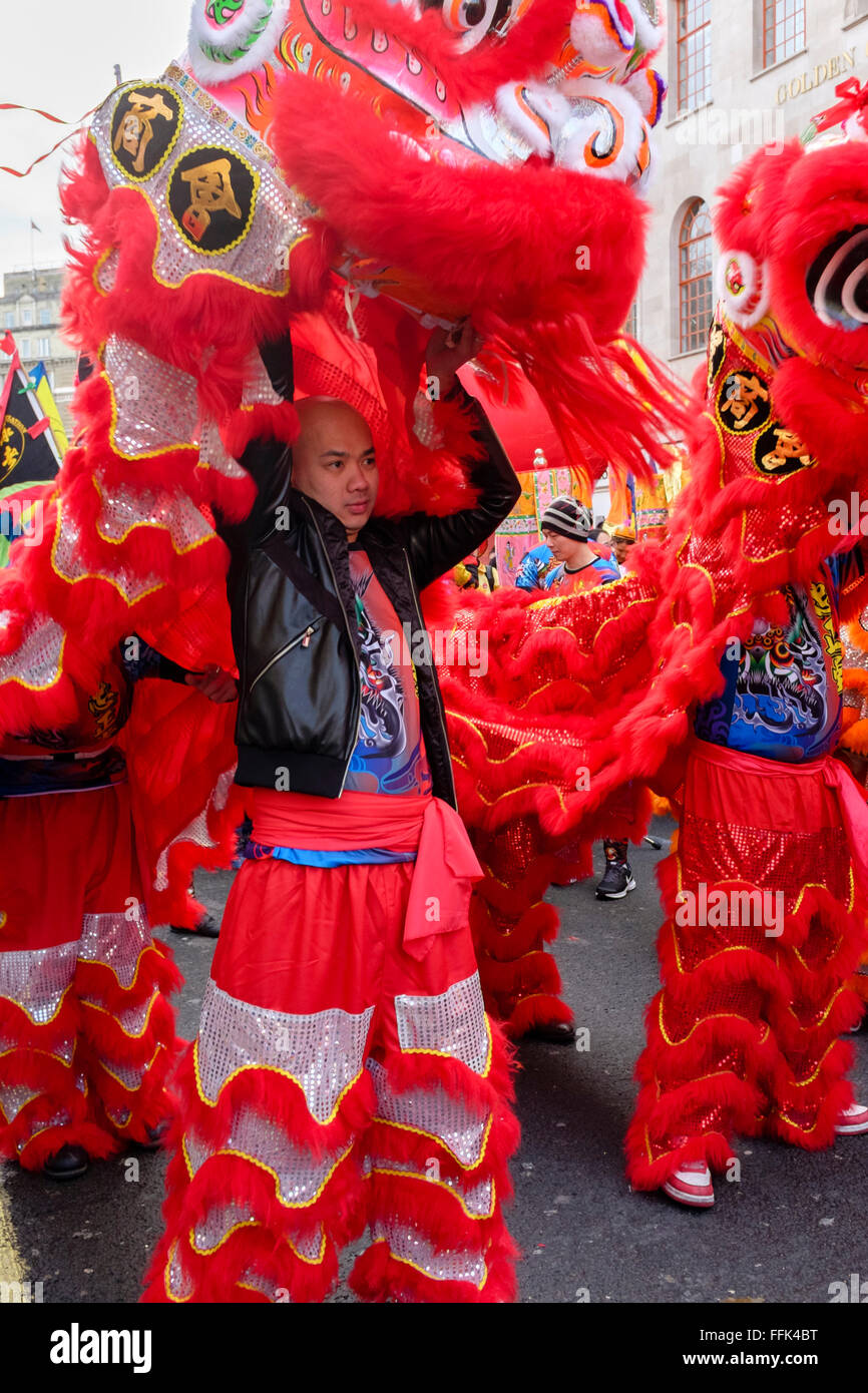 Chinese New Year, London: Löwen Tänzer vorzubereiten für die parade Stockfoto