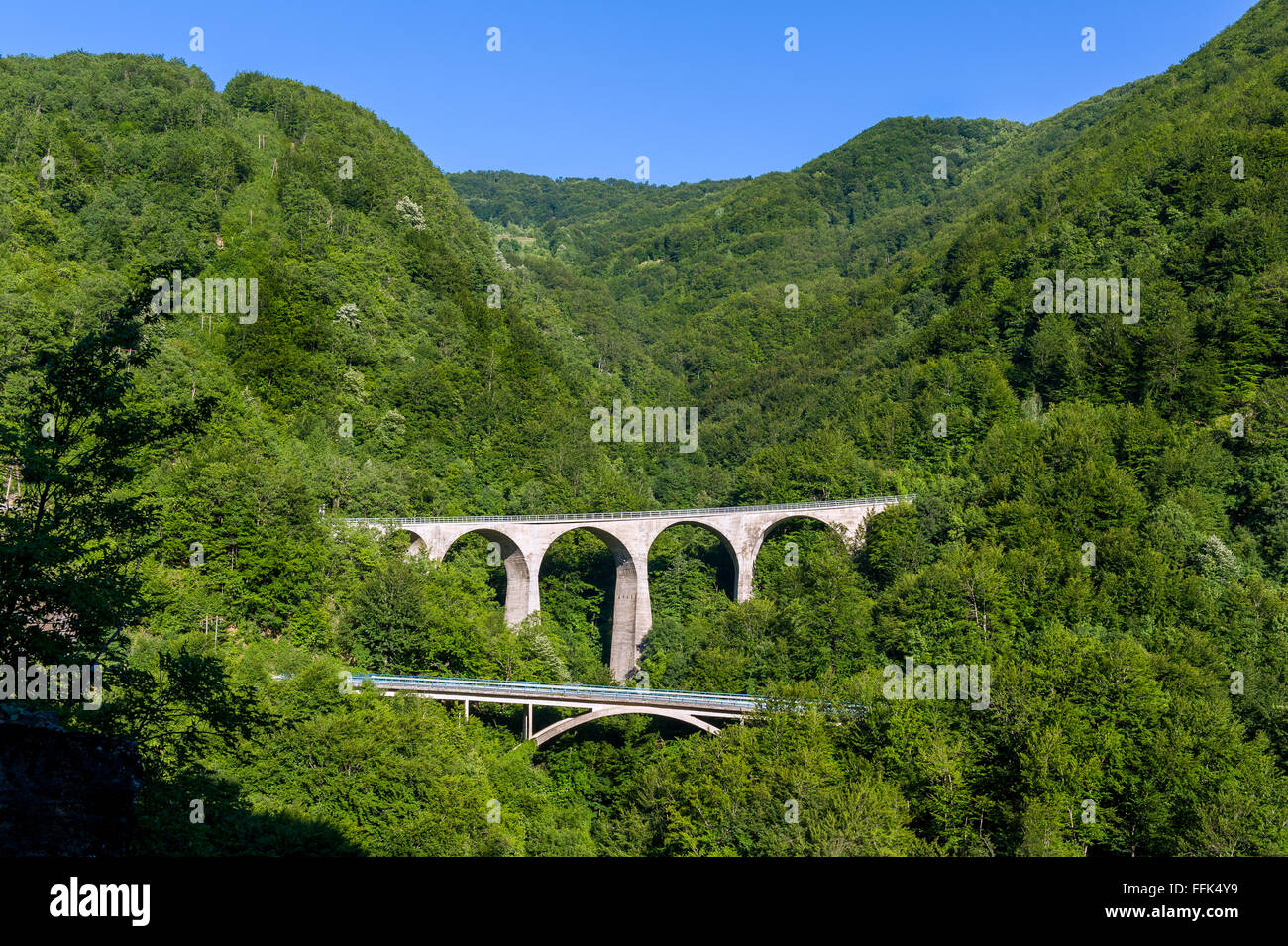 Alten Steinbrücken im Canyon der montenegrinischen Berg Stockfoto