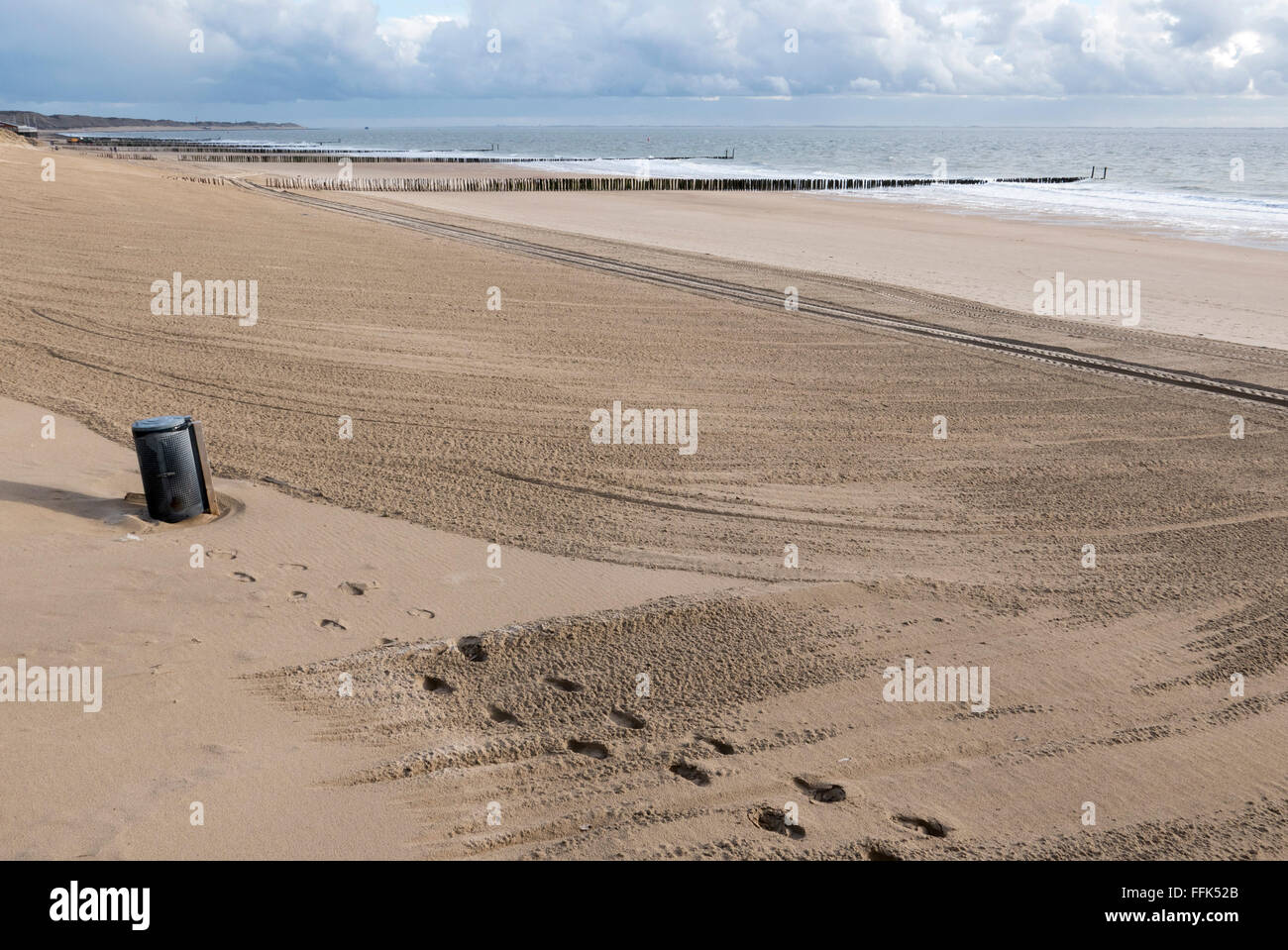 Fußspuren im Sand, Westkapelle in der Nähe von Domburg, Nordseeküste, Zeeland, Niederlande Stockfoto