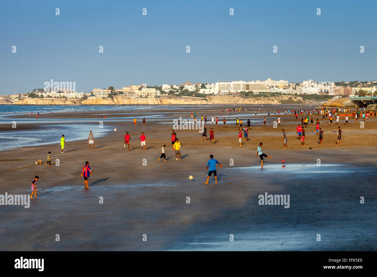 Omanische jungen Fußball spielen, am Strand von Muscat, Sultanat von Oman Stockfoto