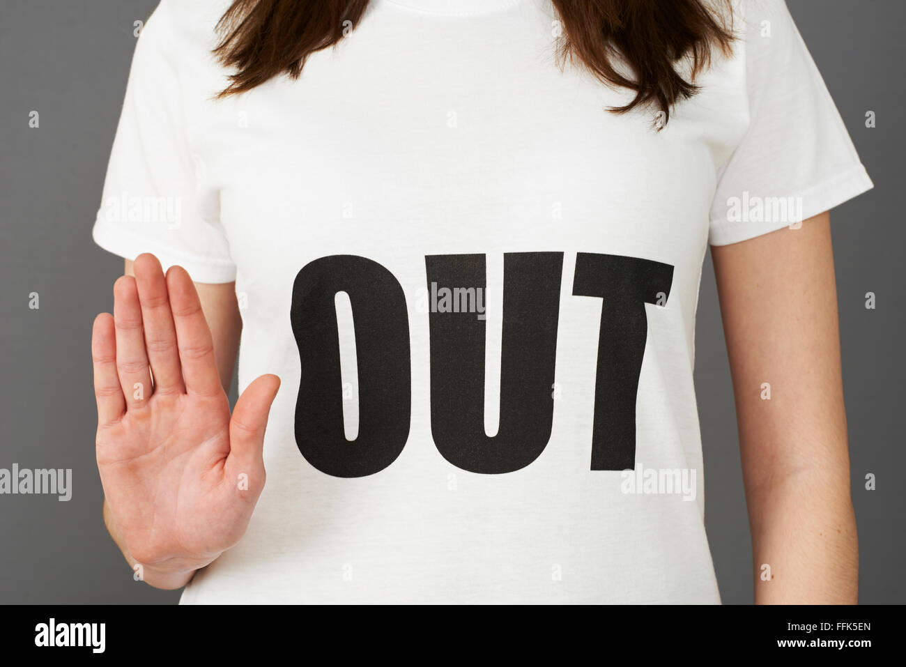 Junge Frau Unterstützer tragen ausgedruckt mit Slogan-T-Shirt Stockfoto