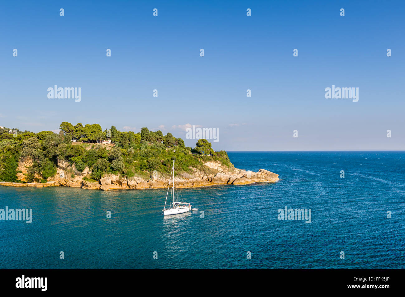 Weiße Segelyacht in der Bucht der Adria Stockfoto