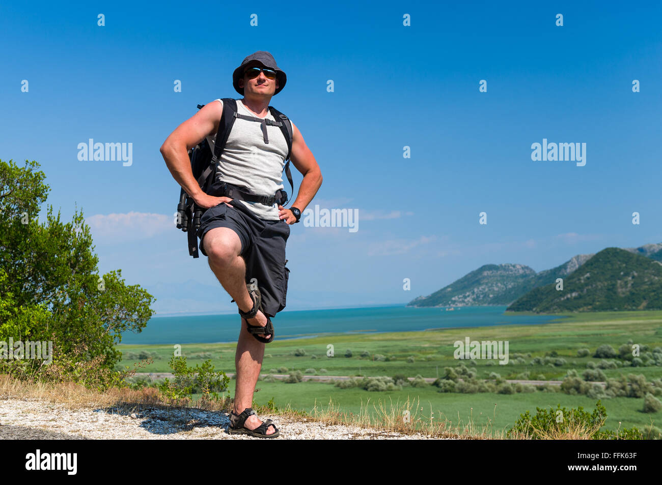 Happy Tourist wandern am Skutarisee Stockfoto